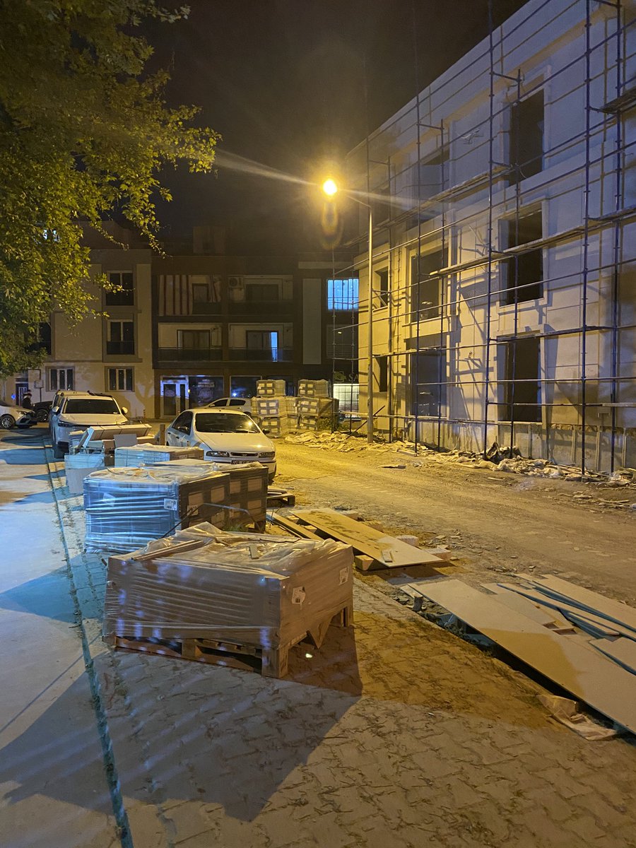 cmncgl's tweet photo. @semihbalaban45 Muradiye mah nabi sokak. İnşaat sokağı işgal etmiş yetmemiş kaldırımı zapt etmiş. Yetmemiş parka ait yürüme yolunu işgal etmiş. Yolu mahvetmişler. Bu mu başarı anlayışınız. Ferdi Zeyrekin kazandığı oyların hepsini ilk seçimde kaybedeceksiniz. @manisabsb @yunusemrebld https://t.co/UaiCRFzSH6