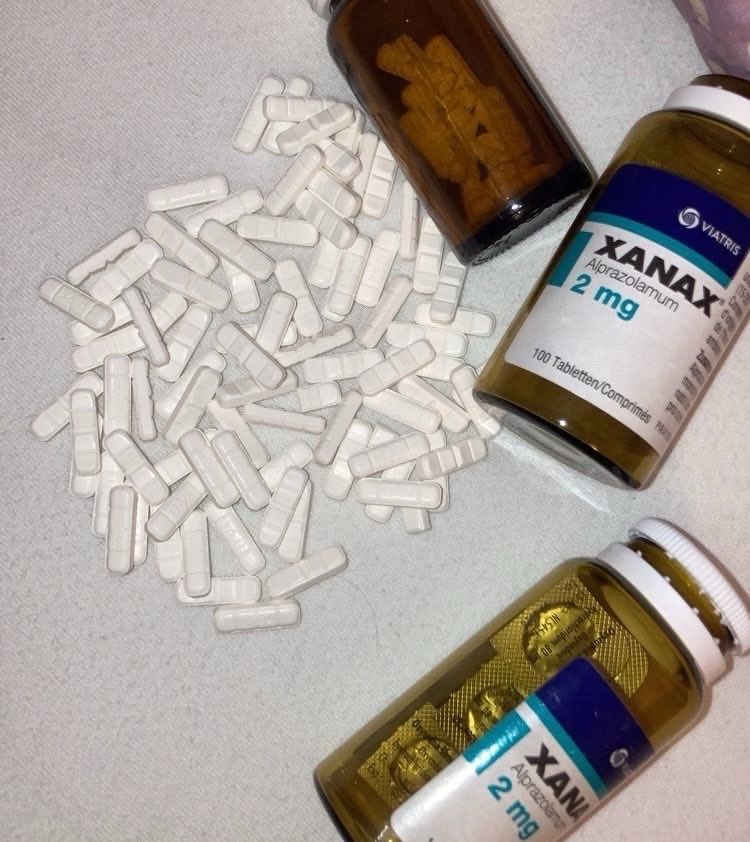 h1111gh's tweet photo. xans and percs all i need 🙏🙏😋😋#drugtwt #drugstwt #perc #xanax https://t.co/TIzJkc2OKV