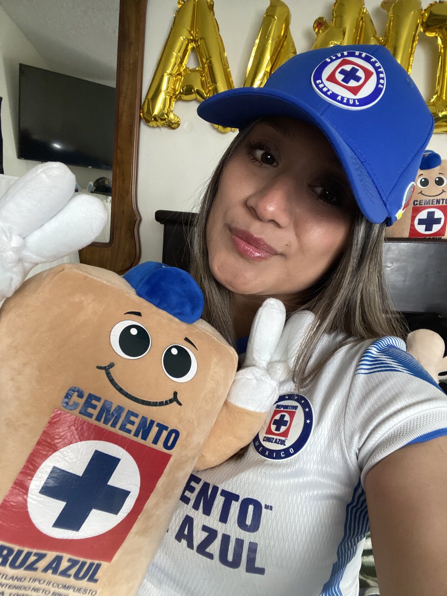chayitohmnjz's tweet photo. Y aquí vamos de nuevo mi @CruzAzul contigo hasta el final, desde califas te alentaremos. 👊🏽💙🇱🇺❤️. #VencerOMorir @TUDNUSA #AzulDePorVida #Semifinales #LigaMx #cruzazulvschivas https://t.co/AbynMCi83G
