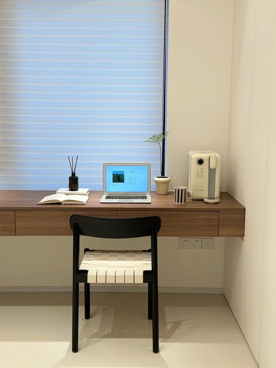 Jena_mashell's tweet photo. My new desk setup has only 3 essentials: a good lamp, a noiseless keyboard, and a plant to keep vibes calm. Perfect for focused work! https://t.co/gNICOQH9jd