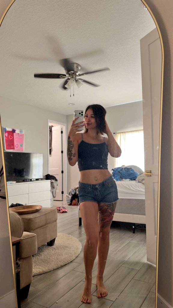 kileyraebae's tweet photo. the piggys are out 

#prettyfeet https://t.co/WyFO98FPVA