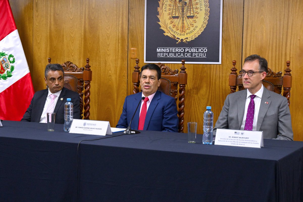 FiscaliaPeru's tweet photo. 📢 Fiscal de la nación, Tomás Gálvez, participó en ceremonia de entrega de moderno espectrómetro portátil de rayos X, que fortalecerá las capacidades de análisis pericial en la lucha contra la delincuencia organizada, delitos vinculados a la minería ilegal y lavado de activos.

▶️ Esta donación, realizada por el Departamento contra la Delincuencia Organizada Transnacional de la Organización de la @OEA_oficial, optimizará el análisis técnico y la obtención de evidencia especializada en investigaciones fiscales.

🗞️ https://t.co/i6EVgDaUjK