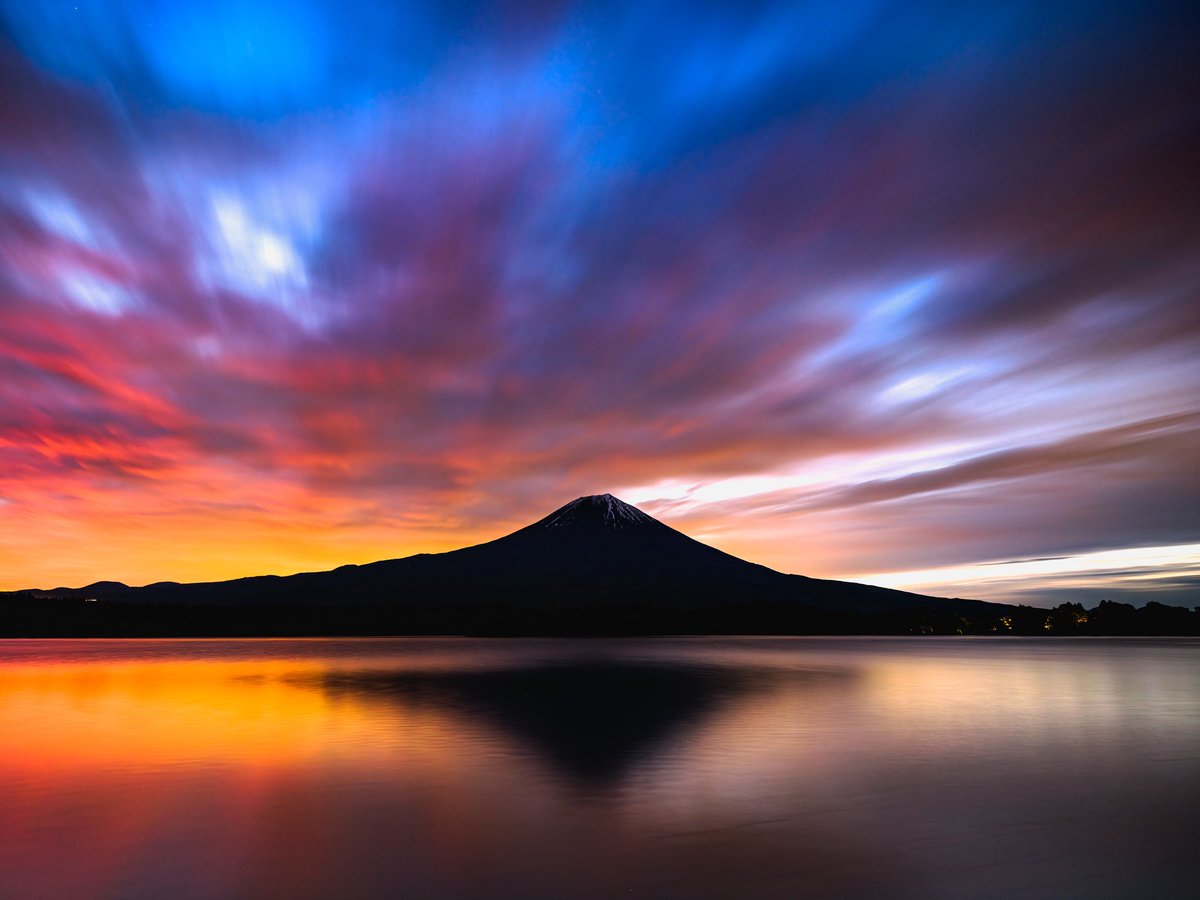 富士山と一焼けの空🗻🔥 オレンジと青の色合いがとても綺麗な空でした