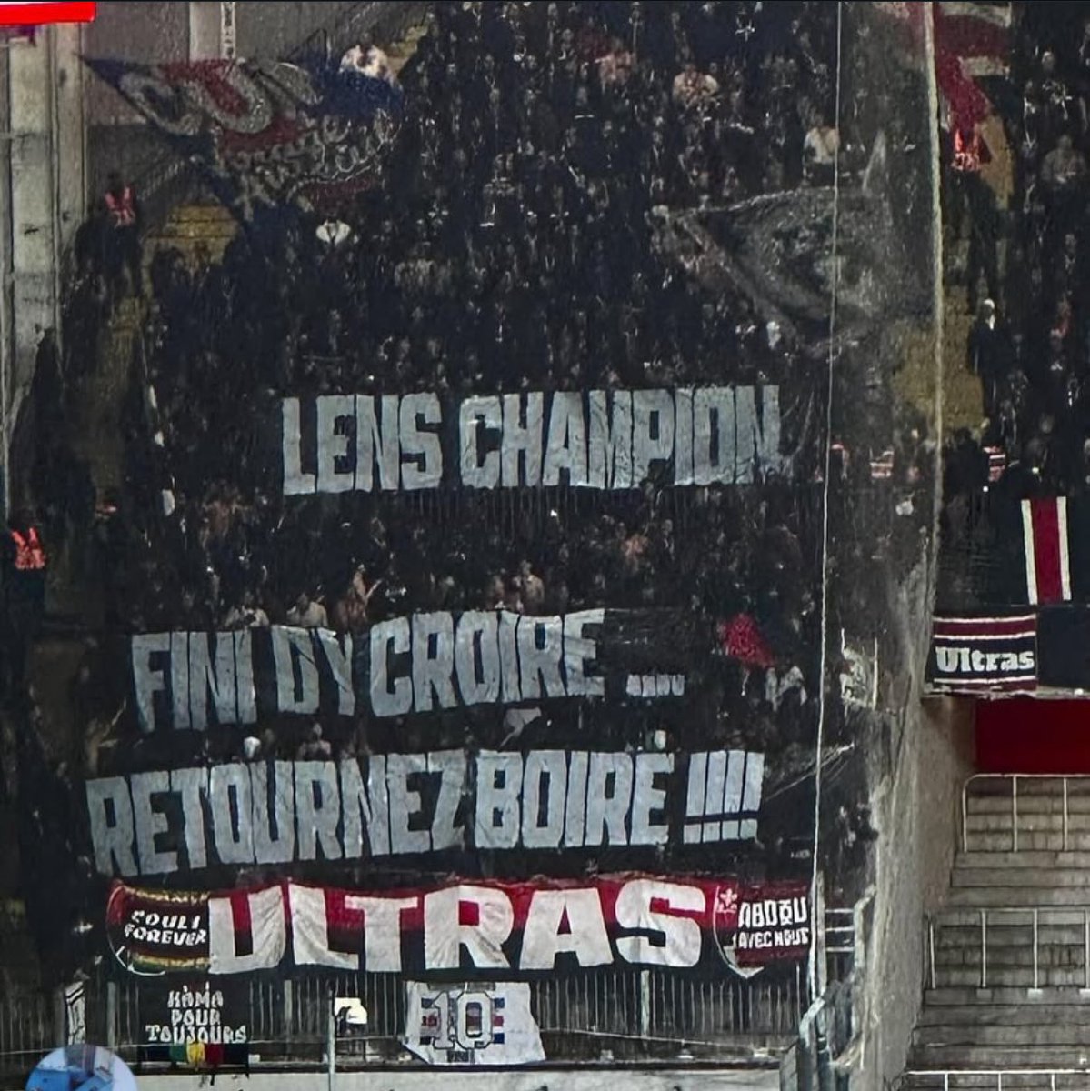 AUTEUIL1991's tweet photo. On tour 🚌🔴🔵 #RCLPSG
« Lens champion, fini d’y croire… 
RETOURNEZ BOIRE!!!! » https://t.co/puAjKYA3zL