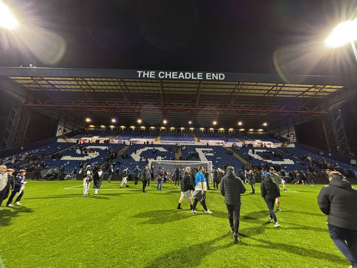 ianrobbo83's tweet photo. Get on the ball and dictate the game was what I wanted at kickoff and we did that, set the tone early.

Not a bad night under the lights at EP.
One more step to climb but tonight we celebrate 🙌 #StockportCounty https://t.co/4QNWmNGekV