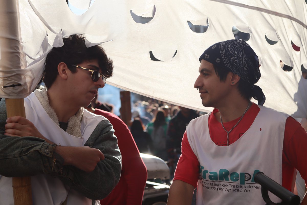 sitrarepa's tweet photo. *¡Masiva 4ta marcha educativa por la aplicación del presupuesto universitario!*

Desde el SiTraRepA nos hicimos presentes en la gran columna independiente de la 4ta Marcha Federal Universitaria. 

Los repartidores, junto a estudiantes, no docentes y toda la comunidad educativa movilizamos por la aplicación de la ley de financiamiento universitario que el gobierno se niega a aplicar.

Millones de personas movilizaron para expresar que este gobierno y sus ataques reaccionarios a la universidad y a todos nuestros derechos no se aguantan más. Asi como tampoco se aguantan más los escándalos de Adorni que, mientras ajustan a la universidad y nos pagan $1.500 por pedido, se compra departamentos con dinero de la corrupción.

Sigamos en las calles organizados para defender la universidad y conquistar todos nuestros derechos. Sumate al SiTraRepA.