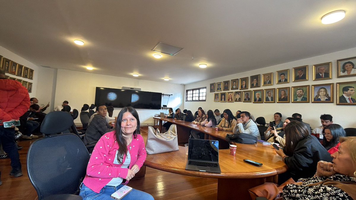 samirabisambra's tweet photo. Reafirmamos nuestro apoyo a la candidatura de @PalomaValenciaL a la Presidencia y @JDOviedoAr a la Vicepresidencia. Una apuesta por el liderazgo, la transformación y el trabajo. Desde Kennedy, San Cristóbal, Bosa y Barrios Unidos seguimos sumando esfuerzos para impactar a Bogotá. https://t.co/Sm1j6aDDCT