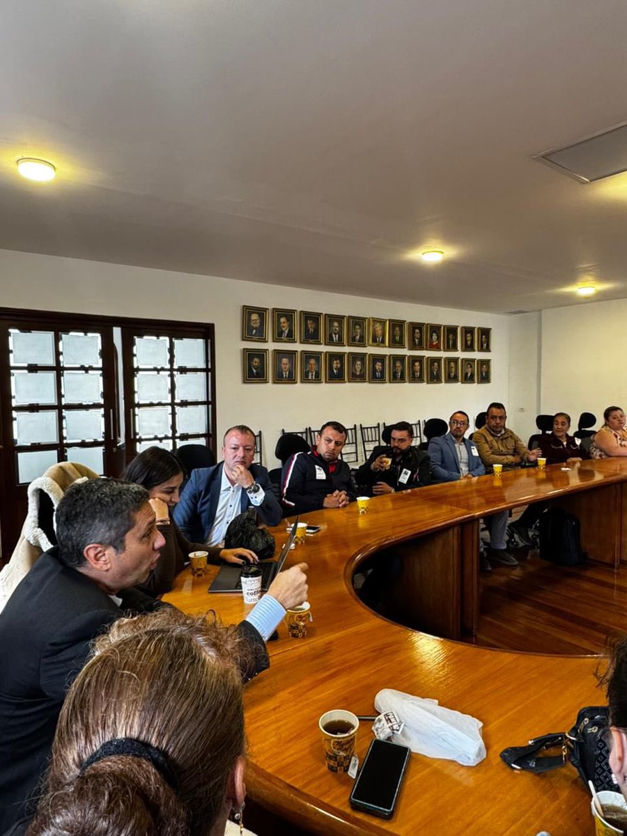 samirabisambra's tweet photo. Reafirmamos nuestro apoyo a la candidatura de @PalomaValenciaL a la Presidencia y @JDOviedoAr a la Vicepresidencia. Una apuesta por el liderazgo, la transformación y el trabajo. Desde Kennedy, San Cristóbal, Bosa y Barrios Unidos seguimos sumando esfuerzos para impactar a Bogotá. https://t.co/Sm1j6aDDCT