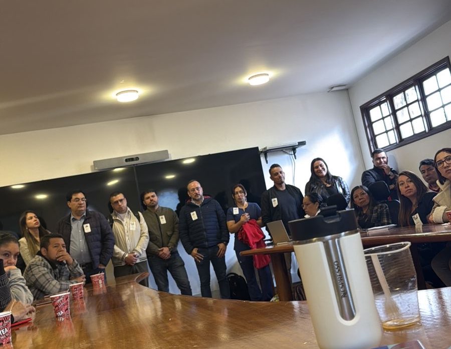 samirabisambra's tweet photo. Reafirmamos nuestro apoyo a la candidatura de @PalomaValenciaL a la Presidencia y @JDOviedoAr a la Vicepresidencia. Una apuesta por el liderazgo, la transformación y el trabajo. Desde Kennedy, San Cristóbal, Bosa y Barrios Unidos seguimos sumando esfuerzos para impactar a Bogotá. https://t.co/Sm1j6aDDCT
