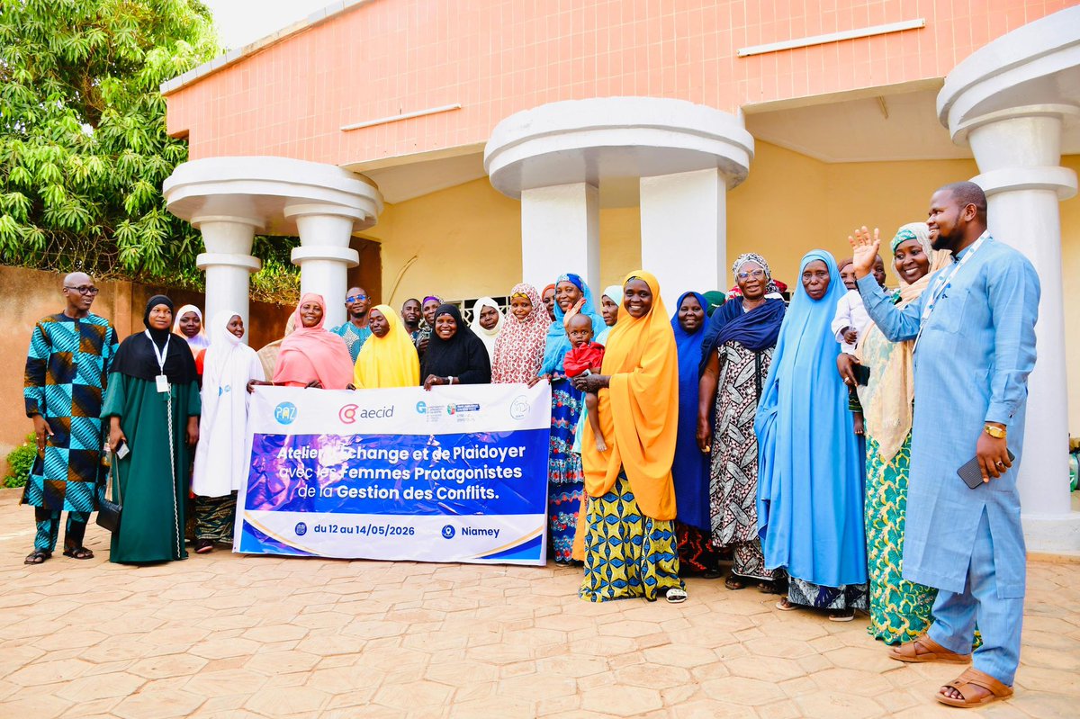 ONGDIKO1's tweet photo. Rencontre des femmes médiatrices communautaires (DIFFA, Tillabéri et Maradi) pour la paix et la sécurité au Niger

Ce fut une journée riche d’échanges et d’expériences entre femmes médiatrices venues des régions DIFFA, Tillabéri et Maradi. Notre objectif était de renforcer le leadership féminin dans les dynamiques de paix et de sécurité, en cohérence avec l’Agenda Femmes, Paix et Sécurité. Les discussions ont permis d’harmoniser les pratiques de médiation, et nous avons commencé à co‑élaborer une feuille de route nationale intégrant nos priorités en matière de paix et de protection. Un dialogue direct a été engagé avec les autorités publiques et les partenaires internationaux, afin de valoriser les contributions des femmes à la cohésion et à la stabilité sociale dans nos communautés. Merci à toutes les participantes et à nos partenaires pour votre engagement et votre solidarité. Ensemble, nous avançons pour la paix et la sécurité de nos communautés.