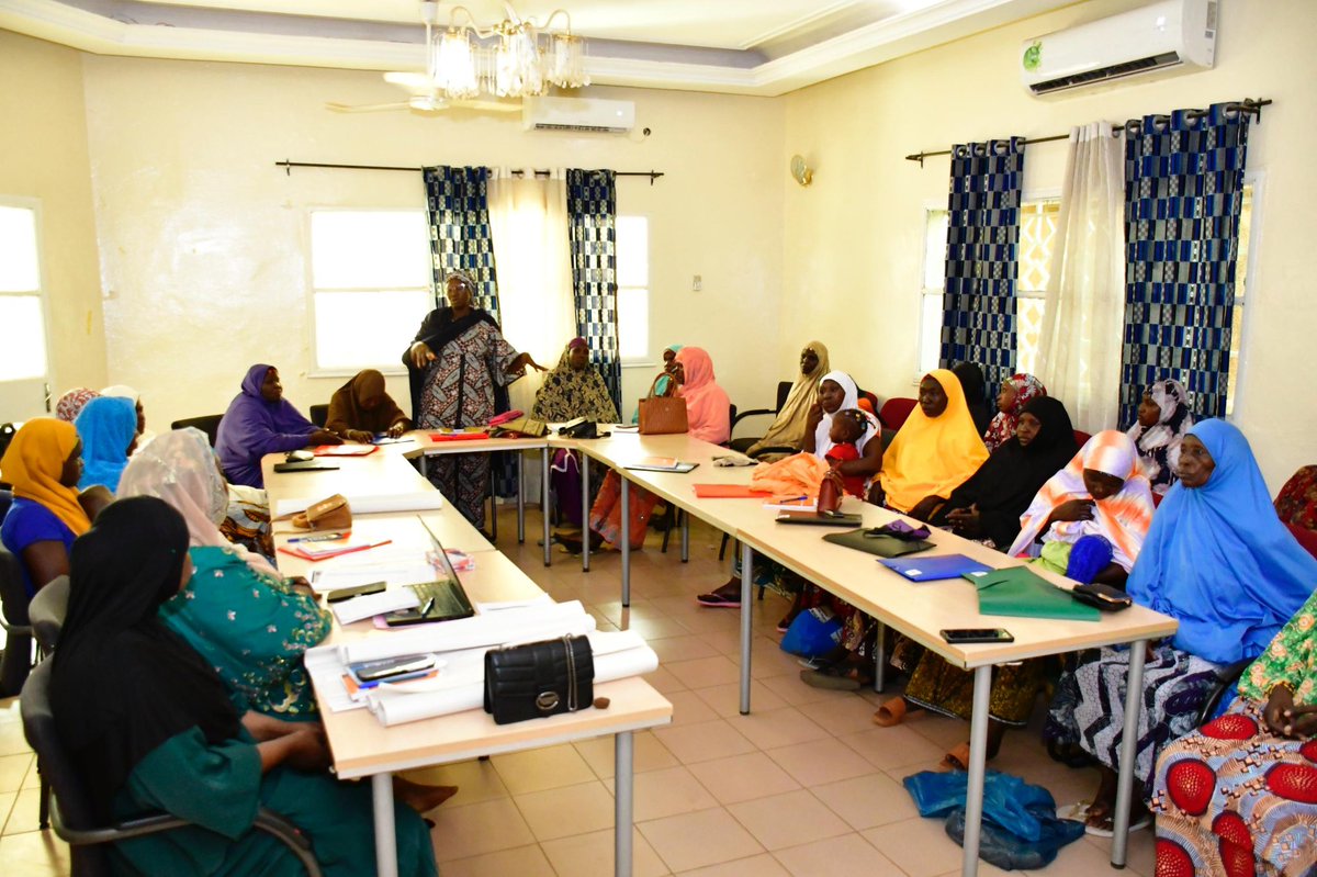 ONGDIKO1's tweet photo. Rencontre des femmes médiatrices communautaires (DIFFA, Tillabéri et Maradi) pour la paix et la sécurité au Niger

Ce fut une journée riche d’échanges et d’expériences entre femmes médiatrices venues des régions DIFFA, Tillabéri et Maradi. Notre objectif était de renforcer le leadership féminin dans les dynamiques de paix et de sécurité, en cohérence avec l’Agenda Femmes, Paix et Sécurité. Les discussions ont permis d’harmoniser les pratiques de médiation, et nous avons commencé à co‑élaborer une feuille de route nationale intégrant nos priorités en matière de paix et de protection. Un dialogue direct a été engagé avec les autorités publiques et les partenaires internationaux, afin de valoriser les contributions des femmes à la cohésion et à la stabilité sociale dans nos communautés. Merci à toutes les participantes et à nos partenaires pour votre engagement et votre solidarité. Ensemble, nous avançons pour la paix et la sécurité de nos communautés.