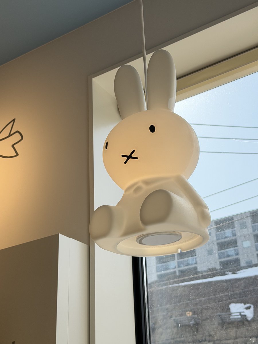 kamuikitano's tweet photo. 『小樽にできたミッフィーの港町、可愛すぎて語彙力失った件🐰⚓️』

このミッフィーのライトと窓の外の小樽運河の夜景のコラボはマジで反則級の尊さだべさ…🌃

ここでしか買えない限定グッズもなまらめんこいし、小樽散策の新しい聖地に確定だにゃ！みんなも「萌え」ﾀﾋにしに来るべさ🚗

「小樽ミッフィーポートタウン」