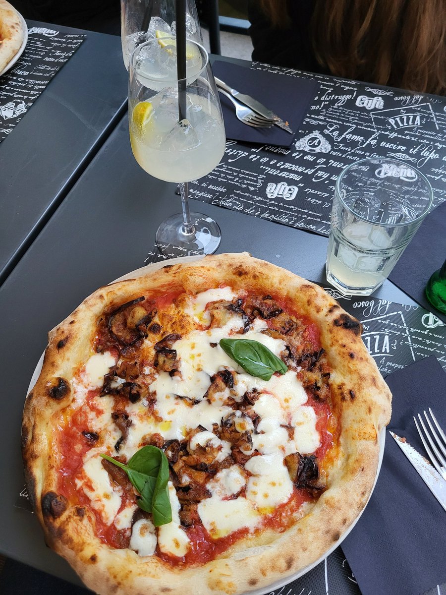 widerstand1978's tweet photo. @aliuslu74 Bu da Verona' dan, Napolitan pizza. Daha iyisini yemedim. https://t.co/xf956J7Pol