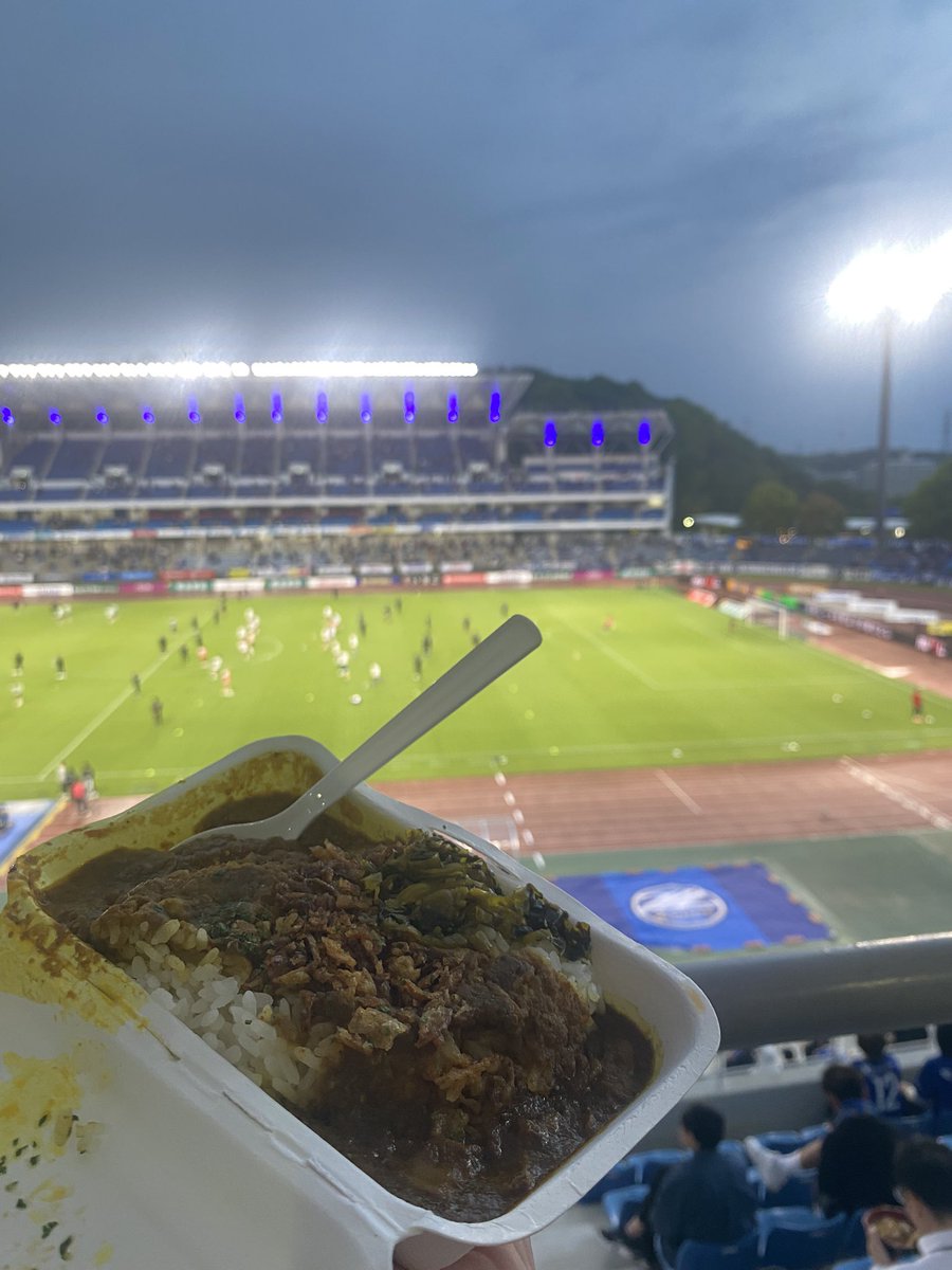 ryo_cambridge8's tweet photo. 昨夜は町田ゼルビアの試合へ。出版社アスコムの編集部のみなさんと。柿内さんの本は以前からファンだったのでテンションあがった。ゼルビアはPK勝ち⚽️
ありがとうございました🙂‍↕️楽しかったー！ https://t.co/rRHTCMhEJu