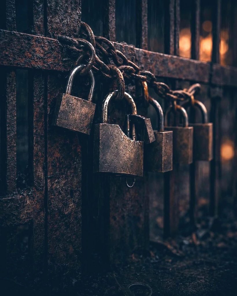 mrmr_320_'s tweet photo. كن وفياً كالقفل، فهو ينكسر لكنه لا يغير 

مفتاحه أبداً  ...... 🥀🔐 https://t.co/p9M7zKuesO