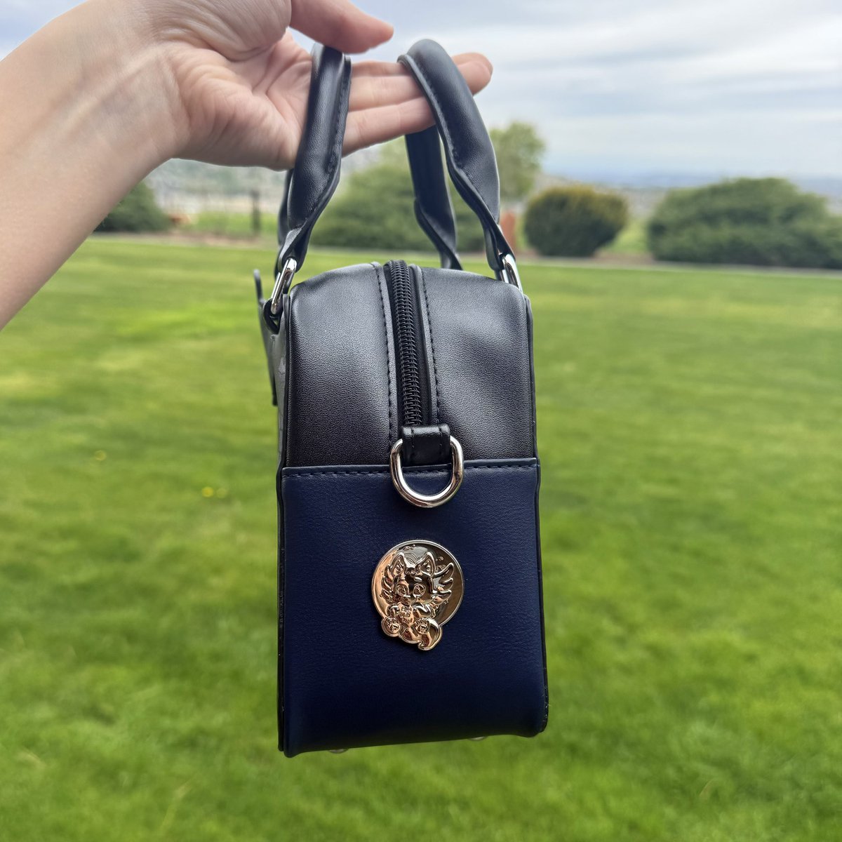 MoonSongEchoes's tweet photo. Just ordered 100 Dawnbreaker bags!!! They should arrive to me by Oct-Nov! :))) But in case any of you guys would like to order one here’s my shop! 🥰 #loveanddeepspace #zayne 

https://t.co/6DJc7QN64L https://t.co/Dw9yPcnZf2