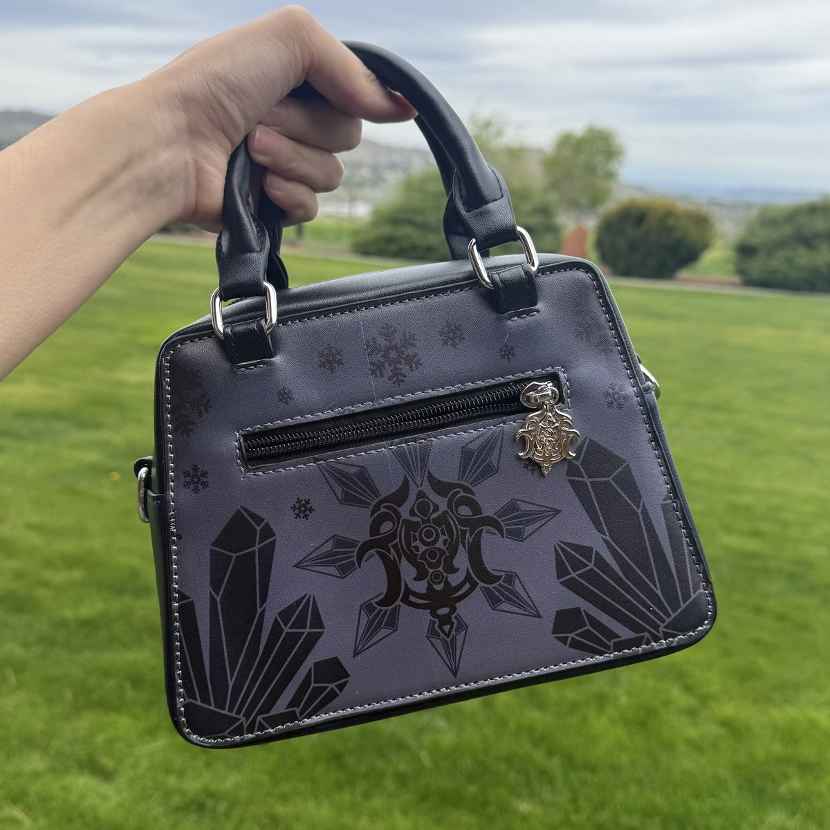 MoonSongEchoes's tweet photo. Just ordered 100 Dawnbreaker bags!!! They should arrive to me by Oct-Nov! :))) But in case any of you guys would like to order one here’s my shop! 🥰 #loveanddeepspace #zayne 

https://t.co/6DJc7QN64L https://t.co/Dw9yPcnZf2