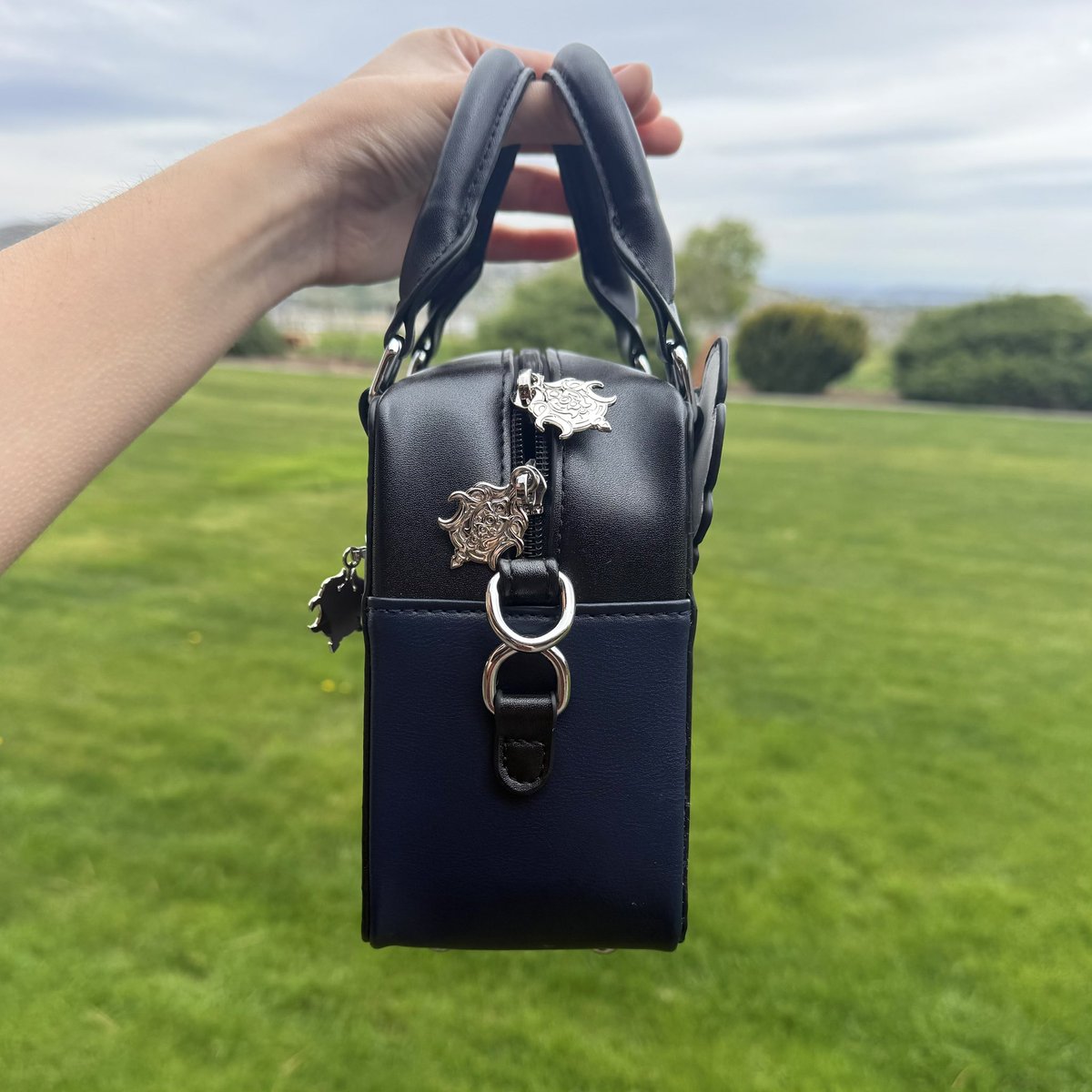 MoonSongEchoes's tweet photo. Just ordered 100 Dawnbreaker bags!!! They should arrive to me by Oct-Nov! :))) But in case any of you guys would like to order one here’s my shop! 🥰 #loveanddeepspace #zayne 

https://t.co/6DJc7QN64L https://t.co/Dw9yPcnZf2