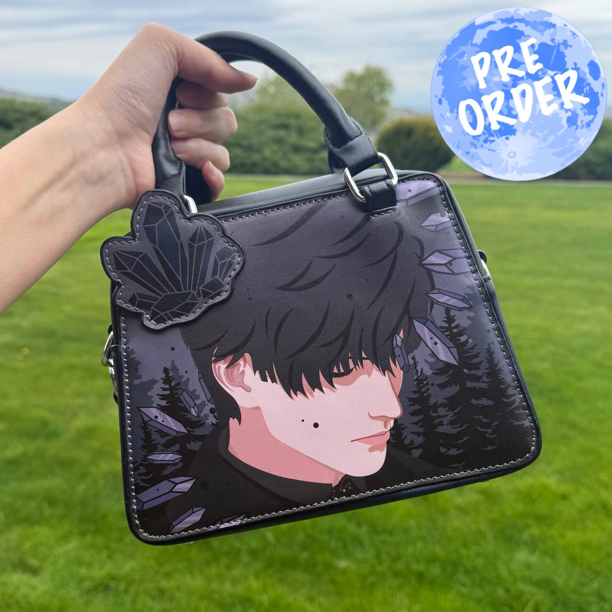 MoonSongEchoes's tweet photo. Just ordered 100 Dawnbreaker bags!!! They should arrive to me by Oct-Nov! :))) But in case any of you guys would like to order one here’s my shop! 🥰 #loveanddeepspace #zayne 

https://t.co/6DJc7QN64L https://t.co/Dw9yPcnZf2