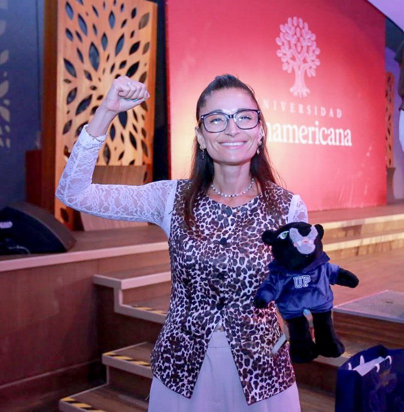 LBallesterosM's tweet photo. Qué gusto estar hoy en la #ComWeek de la @UPMexico compartiendo ideas, experiencias y conversación con jóvenes que están construyendo la nueva comunicación política en México.

Gracias por la invitación y por abrir estos espacios donde las universidades se convierten en punto de encuentro para debatir, cuestionar y mover ideas.

Los jóvenes no sólo son el futuro: ya están cambiando el presente. Seguimos con la #GiraDeLasUniversidades escuchando, aprendiendo y construyendo comunidad.