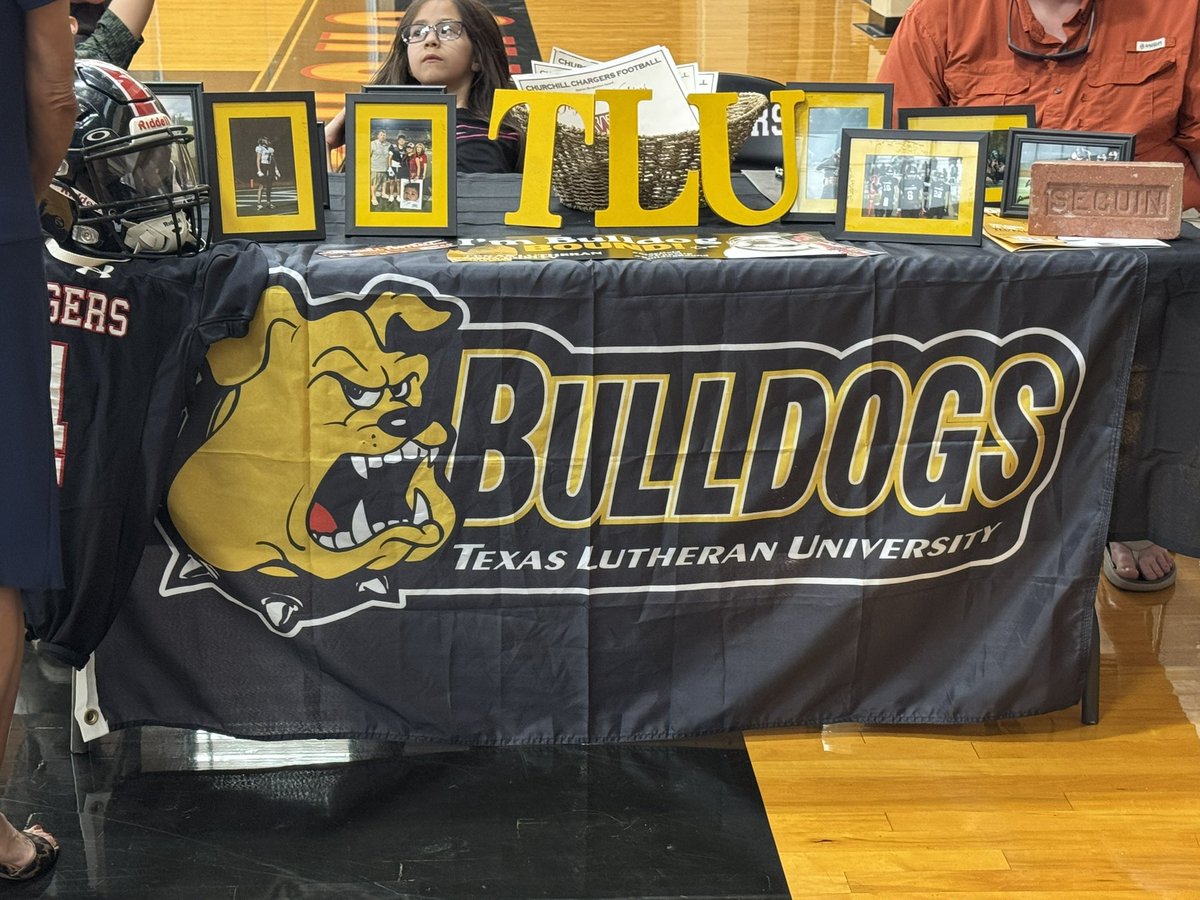 CoachDaviesOne's tweet photo. Signing Day @ChurchillNEISD @WC_ChargersFB @csa_wc #wc

@BMS_Athletics_ 
@IKEAthletics 
@JaguarsJackson https://t.co/JK0ubqclBm
