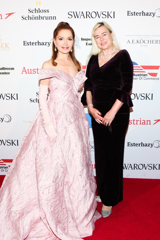 Societybees's tweet photo. The Viennese Opera Ball Toasts 70 Years of Elegance in New York.

#vienneseoperaball #newyorkevents #elegance #operaball #culturalcelebration https://t.co/OCrEwgVHeu