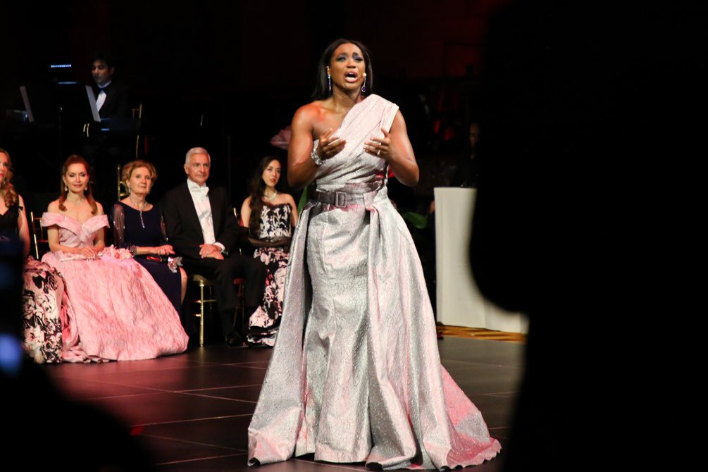 Societybees's tweet photo. The Viennese Opera Ball Toasts 70 Years of Elegance in New York.

#vienneseoperaball #newyorkevents #elegance #operaball #culturalcelebration https://t.co/OCrEwgVHeu