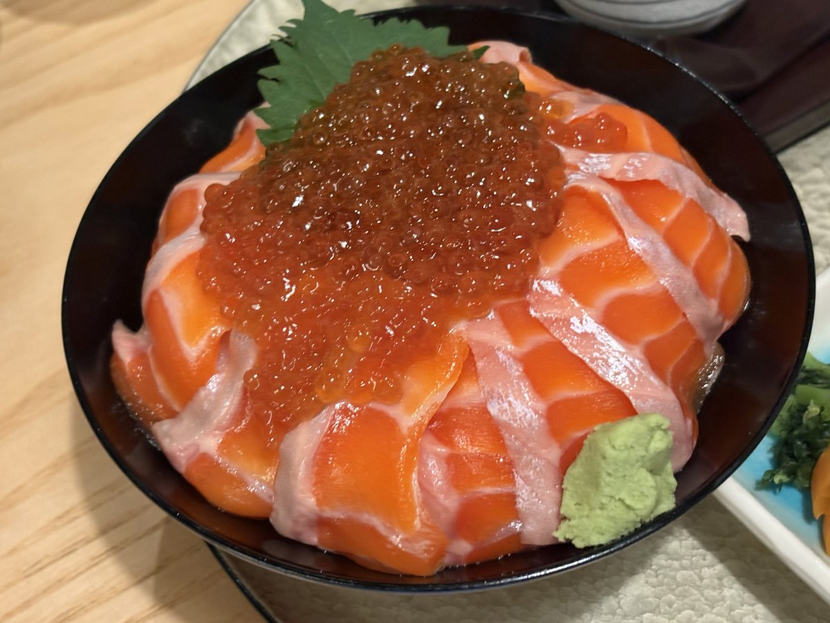 msfmtrac's tweet photo. 塚本鮮魚店
サーモンと極上イクラの絢爛豪華丼 https://t.co/xc9lYLasfa