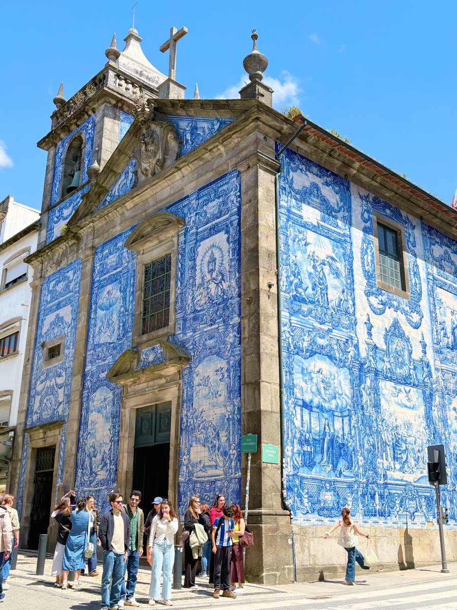 z8mzero's tweet photo. ポルト🇵🇹

Campanhã駅に到着し、そこからホテル最寄駅の地下鉄Bolhão駅へ。

駅を上がったら、見えたのは、アルマス聖堂！
いきなりで、もうもうびっくり！
青と白のタイルがとにかく美しく、今までこんなの見たことないな〜

ホテルに荷物を置き、訪問。
中も素敵だった〜😍 https://t.co/FIAjfg0WKA