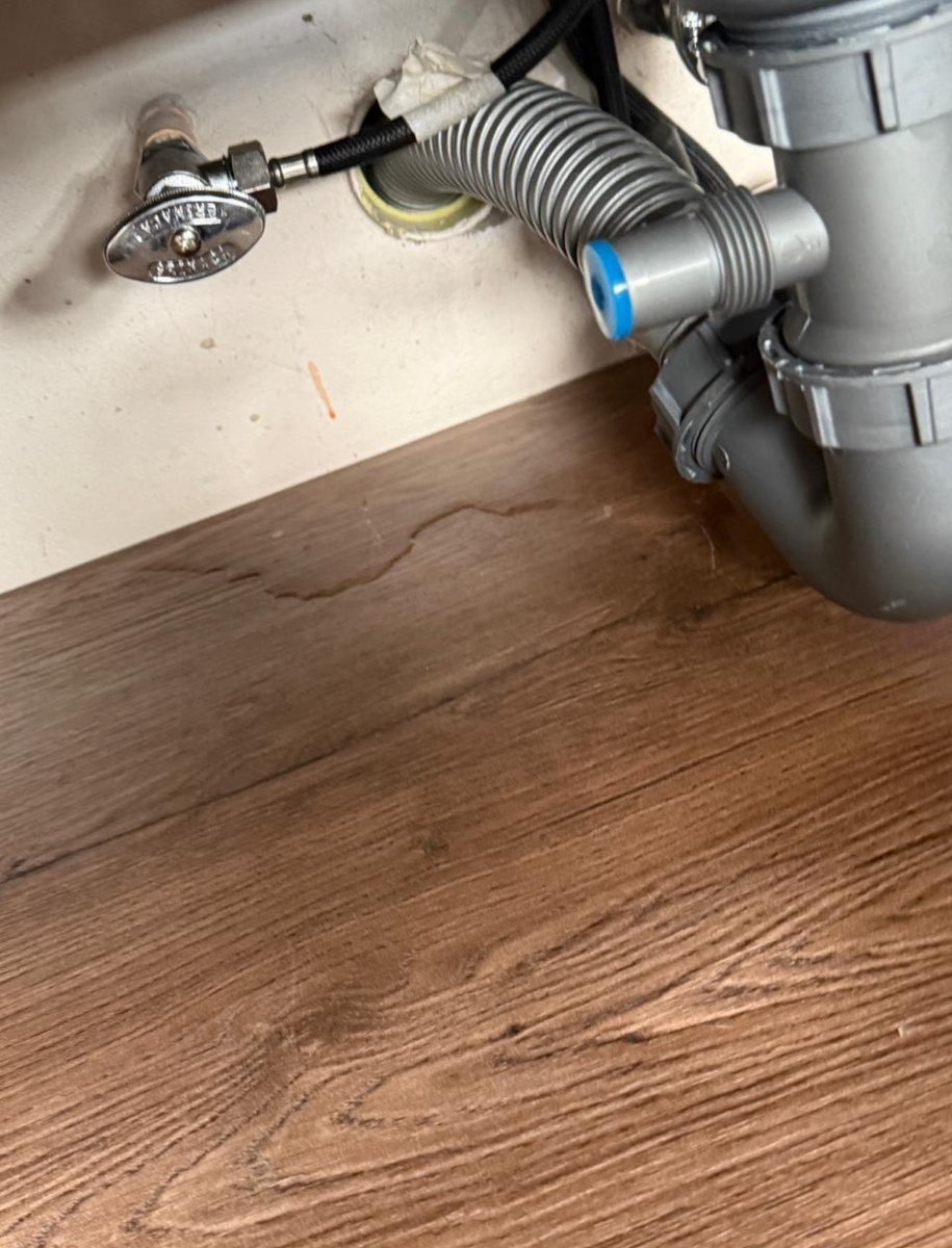 santisanchz_'s tweet photo. DENUNCIA PUBLICA 

Oigan qué tristeza que las inmobiliarias cada vez hacen lo que quieran con los arrendatarios, alquile una casa con la inmobiliaria CAMPO URBANO que acá dejo sus redes y cuando la mostraron todo estaba bien pero fue cuestión de que empezáramos a vivir ahí para+ https://t.co/QlXpZ6arEM