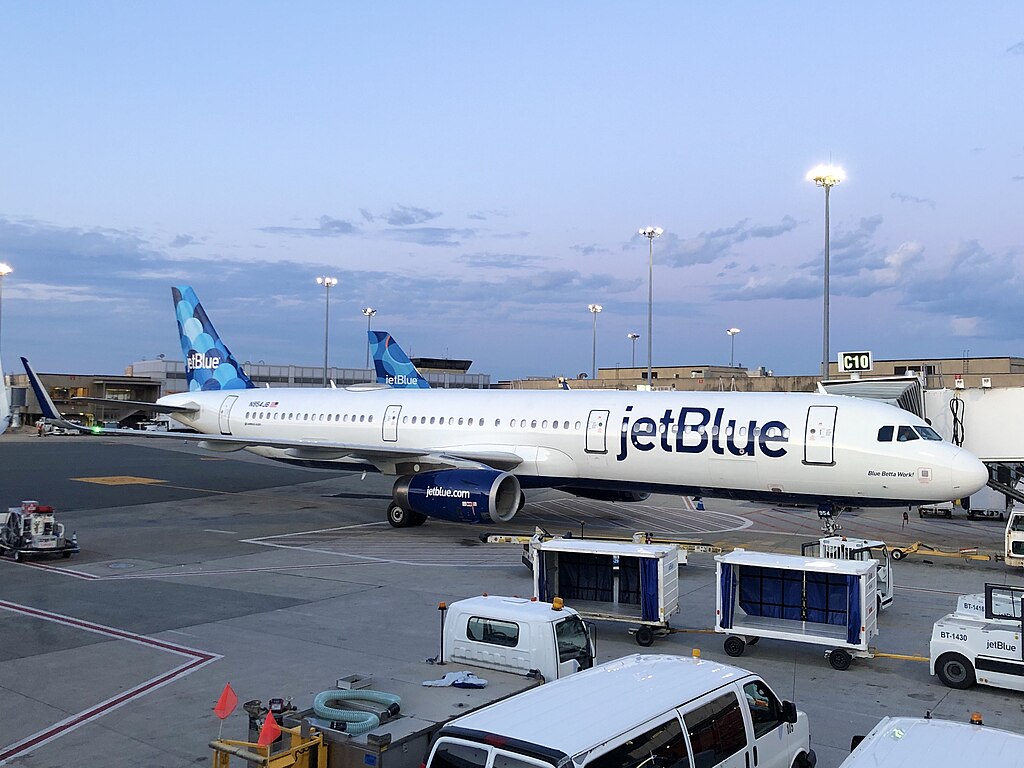 AvSourceNews's tweet photo. A 24-year-old man has pleaded guilty in federal court to damaging or disabling an aircraft after he opened an emergency exit door on a moving JetBlue aircraft at Boston’s Logan International Airport.
https://t.co/jIdQk7JbAi
#JetBlue #BostonLogan #avgeek #aviation https://t.co/DnjaNplytY