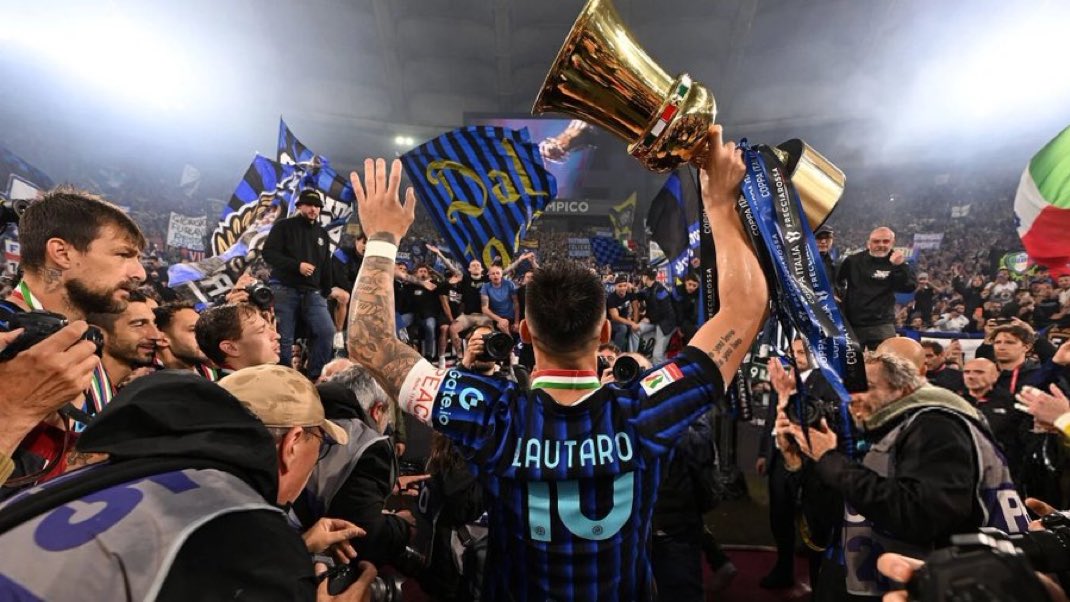 JuannDis's tweet photo. Que locura esta foto de Lautaro. Campeón de Coppa Italia. 8 goles en 12 finales. Noveno títulos con el Inter. Tercer máximo goleador histórico del club. https://t.co/ancZXVyQvQ