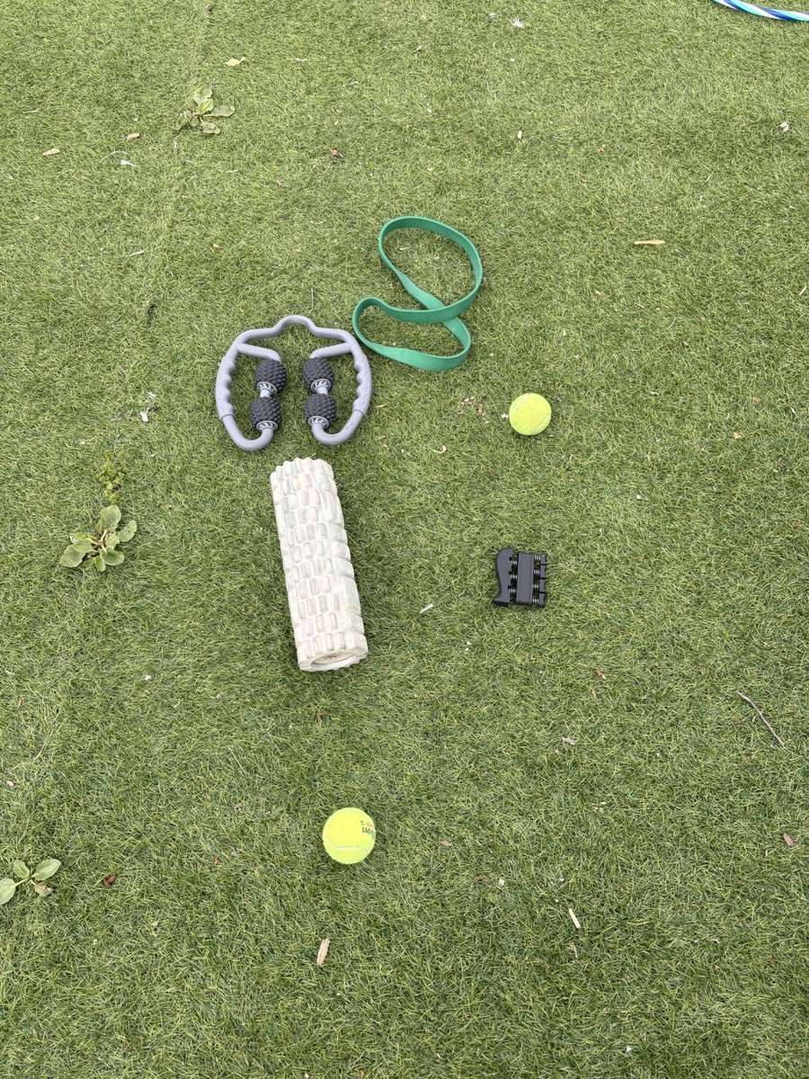 michaelbarnes_5's tweet photo. recovery Wednesday
foam roller, rubber roller, tennis balls, resistance, band, and stretching, finger gripper.This a Certified off day!!
#classof29 #Chasinggreatness #havinthemostfun😉 #WR https://t.co/S5lWSikd3r