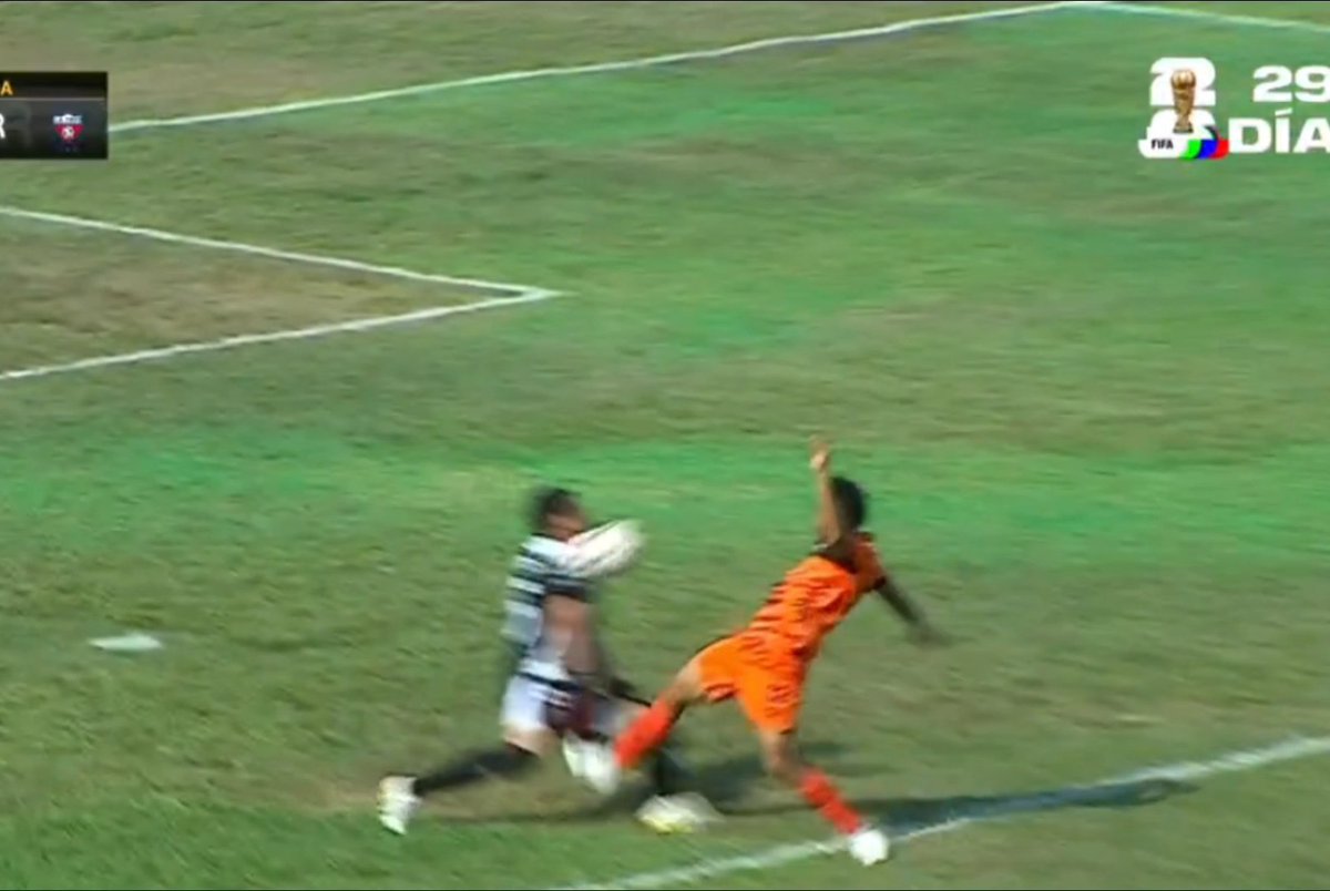 Archivo_VARSV's tweet photo. 📺💥 Informe Archivo VAR SV en el Águila vs Firpo. 

❓¿Era penal sobre Santos Ortiz tras la salida del portero Felipe Amaya?

▪ El portero sale a disputar el balón y logra hacer contacto primero con la pelota.
 ▪ Tras despejar, existe un contacto posterior producto de la misma acción y de la inercia natural de ambos jugadores. 
▪ No se observa una acción temeraria ni un movimiento adicional del guardameta buscando impactar al atacante.

📌 Decisión arbitral recomendada: NO PENAL.

El contacto existe, pero al jugar claramente el balón primero y darse el choque como consecuencia natural de la disputa, la acción no alcanza para sancionar penal según el criterio habitual de la Regla 12 de IFAB.