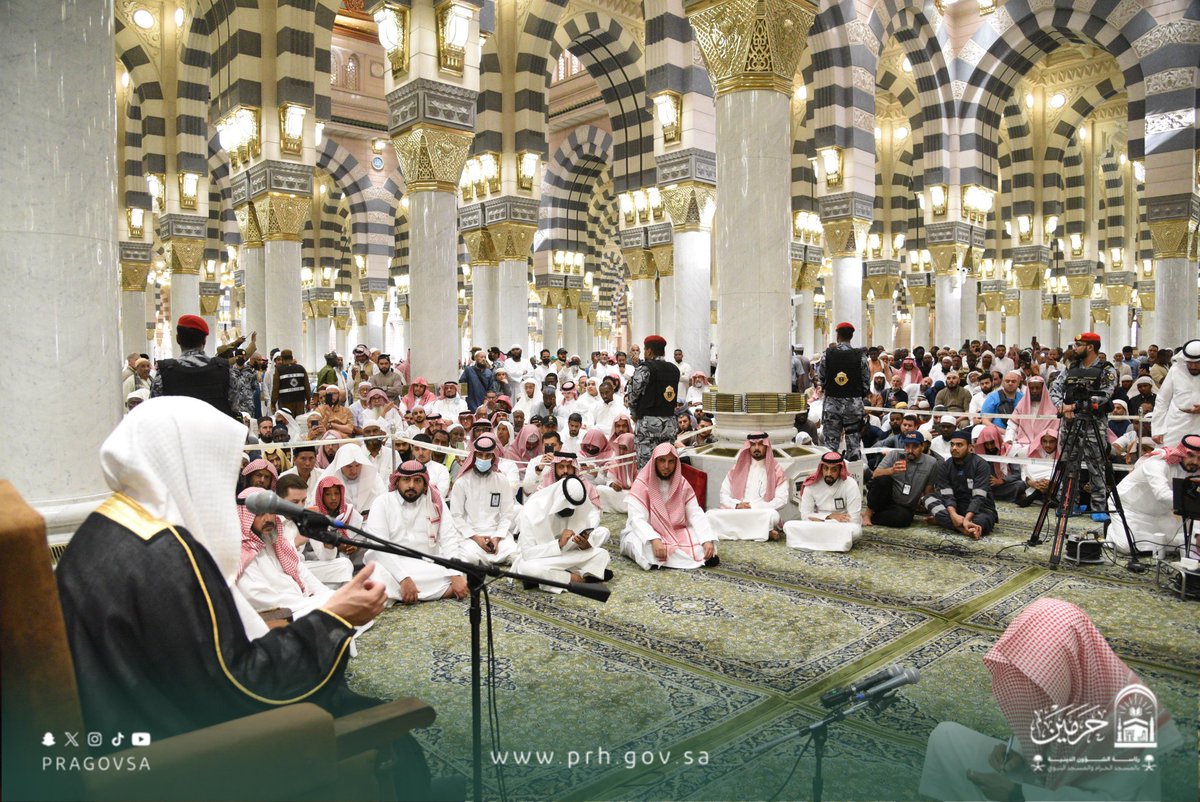 PRAGOVSA's tweet photo. ألقى فضيلة الشيخ #صالح_المغامسي إمام المسجد النبوي درسًا علميًا في #المسجد_النبوي ، تناول فيه تأملات في قول الله تعالى: ﴿وَإِذْ بَوَّأْنَا لِإِبْرَاهِيمَ مَكَانَ الْبَيْتِ  . . ﴾، مبينًا ما تضمنته الآية من معاني التوحيد وتعظ��م شعائر الله، وأثر الإخلاص في عبادة الله تعالى، وذلك ضمن البرامج العلمية والإثرائية المقدمة لزائري المسجد النبوي.