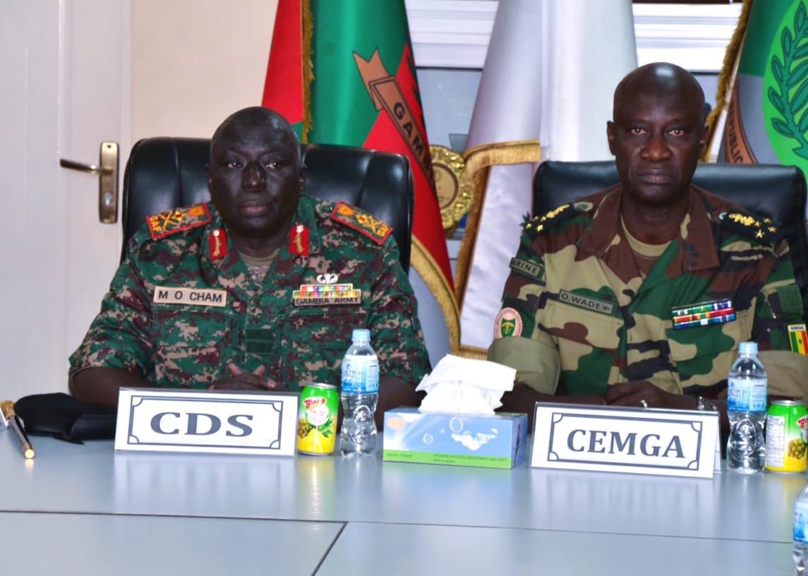 CHEFDIRPA's tweet photo. VISITE EN GAMBIE: LE CEMGA SALUE LE SOUTIEN DU  DÉTACHEMENT SÉNÉGALAIS AUX POPULATIONS, DANS LE CADRE DE LA MISSION DE LA CEDEAO.
L'amiral Wade a effectué une visite de travail en Gambie du 11 au 13 mai.
Ce premier déplacement du CEMGA hors du pays avait pour objectifs de rendre visite aux 618 militaires du détachement sénégalais (DETSEN9/MICEGA) et de faire le point de la coopération militaire avec son homologue. 
Après une visite de courtoisie à  son Excellence Mariame Sy, Ambassadrice du Sénégal en Gambie, le CEMGA s’est rendu à l’etat-major de la Force où il a reçu un briefing détaillé du colonel Aliou Tine, Commandant de la Force.
Le 2ème jour a été consacré au DETSEN9/MICEGA, avec les visites à KANFENDA et à Bwiam où il a pu constater les nombreuses actions civilo-militaires au profit des populations. Au cours des échanges, le CEMGA a rappelé au commandant de la force et aux personnels du contingent l’importance et la portée de leurs missions sur la stabilisation de ce pays frère et la sécurité de la sous-région. 
Le CEMGA et sa délégation ont ensuite tenu une séance de travail bilatérale avec le général de corps d’armée Momath CHAM, chef d’état-major général des Forces armées gambiennes et son état-major. Cette rencontre a permis de passer en revue la coopération militaire, notamment dans les domaines des opérations, de la formation et des échanges. 
L'amiral Wade a également été reçu en audience par son Excellence Mr Adama Baro Président de la République de Gambie.