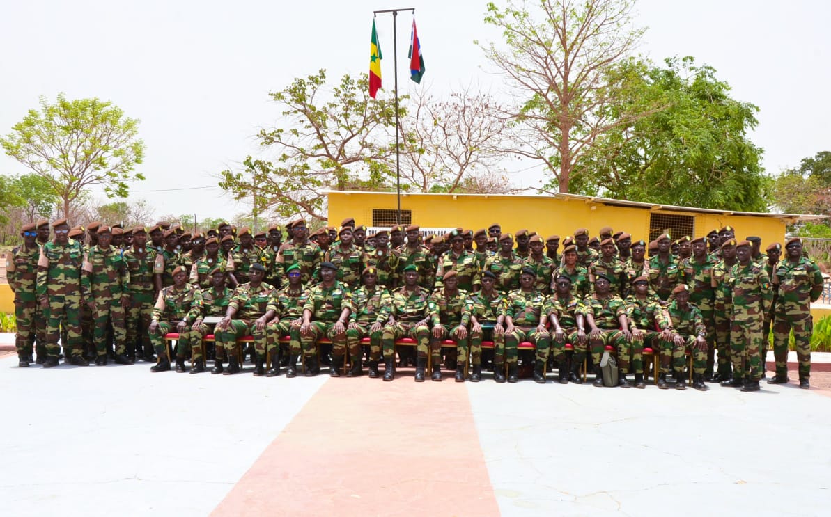 CHEFDIRPA's tweet photo. VISITE EN GAMBIE: LE CEMGA SALUE LE SOUTIEN DU  DÉTACHEMENT SÉNÉGALAIS AUX POPULATIONS, DANS LE CADRE DE LA MISSION DE LA CEDEAO.
L'amiral Wade a effectué une visite de travail en Gambie du 11 au 13 mai.
Ce premier déplacement du CEMGA hors du pays avait pour objectifs de rendre visite aux 618 militaires du détachement sénégalais (DETSEN9/MICEGA) et de faire le point de la coopération militaire avec son homologue. 
Après une visite de courtoisie à  son Excellence Mariame Sy, Ambassadrice du Sénégal en Gambie, le CEMGA s’est rendu à l’etat-major de la Force où il a reçu un briefing détaillé du colonel Aliou Tine, Commandant de la Force.
Le 2ème jour a été consacré au DETSEN9/MICEGA, avec les visites à KANFENDA et à Bwiam où il a pu constater les nombreuses actions civilo-militaires au profit des populations. Au cours des échanges, le CEMGA a rappelé au commandant de la force et aux personnels du contingent l’importance et la portée de leurs missions sur la stabilisation de ce pays frère et la sécurité de la sous-région. 
Le CEMGA et sa délégation ont ensuite tenu une séance de travail bilatérale avec le général de corps d’armée Momath CHAM, chef d’état-major général des Forces armées gambiennes et son état-major. Cette rencontre a permis de passer en revue la coopération militaire, notamment dans les domaines des opérations, de la formation et des échanges. 
L'amiral Wade a également été reçu en audience par son Excellence Mr Adama Baro Président de la République de Gambie.