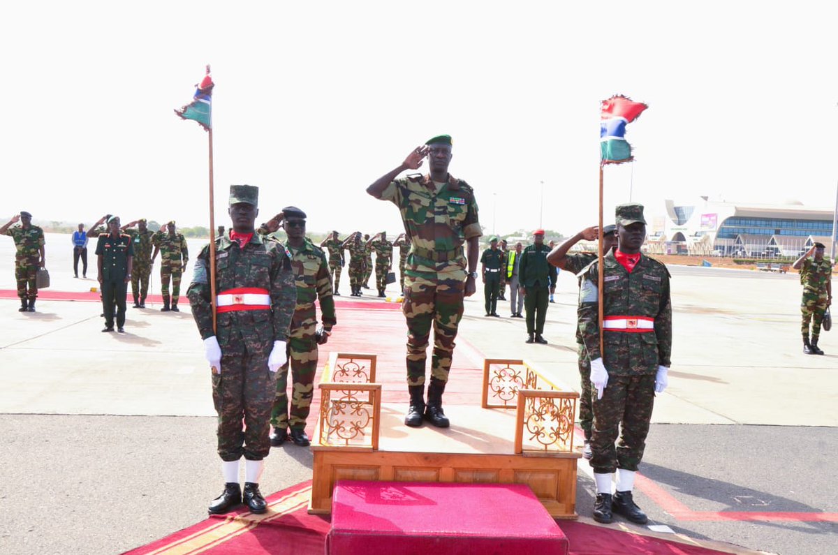 CHEFDIRPA's tweet photo. VISITE EN GAMBIE: LE CEMGA SALUE LE SOUTIEN DU  DÉTACHEMENT SÉNÉGALAIS AUX POPULATIONS, DANS LE CADRE DE LA MISSION DE LA CEDEAO.
L'amiral Wade a effectué une visite de travail en Gambie du 11 au 13 mai.
Ce premier déplacement du CEMGA hors du pays avait pour objectifs de rendre visite aux 618 militaires du détachement sénégalais (DETSEN9/MICEGA) et de faire le point de la coopération militaire avec son homologue. 
Après une visite de courtoisie à  son Excellence Mariame Sy, Ambassadrice du Sénégal en Gambie, le CEMGA s’est rendu à l’etat-major de la Force où il a reçu un briefing détaillé du colonel Aliou Tine, Commandant de la Force.
Le 2ème jour a été consacré au DETSEN9/MICEGA, avec les visites à KANFENDA et à Bwiam où il a pu constater les nombreuses actions civilo-militaires au profit des populations. Au cours des échanges, le CEMGA a rappelé au commandant de la force et aux personnels du contingent l’importance et la portée de leurs missions sur la stabilisation de ce pays frère et la sécurité de la sous-région. 
Le CEMGA et sa délégation ont ensuite tenu une séance de travail bilatérale avec le général de corps d’armée Momath CHAM, chef d’état-major général des Forces armées gambiennes et son état-major. Cette rencontre a permis de passer en revue la coopération militaire, notamment dans les domaines des opérations, de la formation et des échanges. 
L'amiral Wade a également été reçu en audience par son Excellence Mr Adama Baro Président de la République de Gambie.