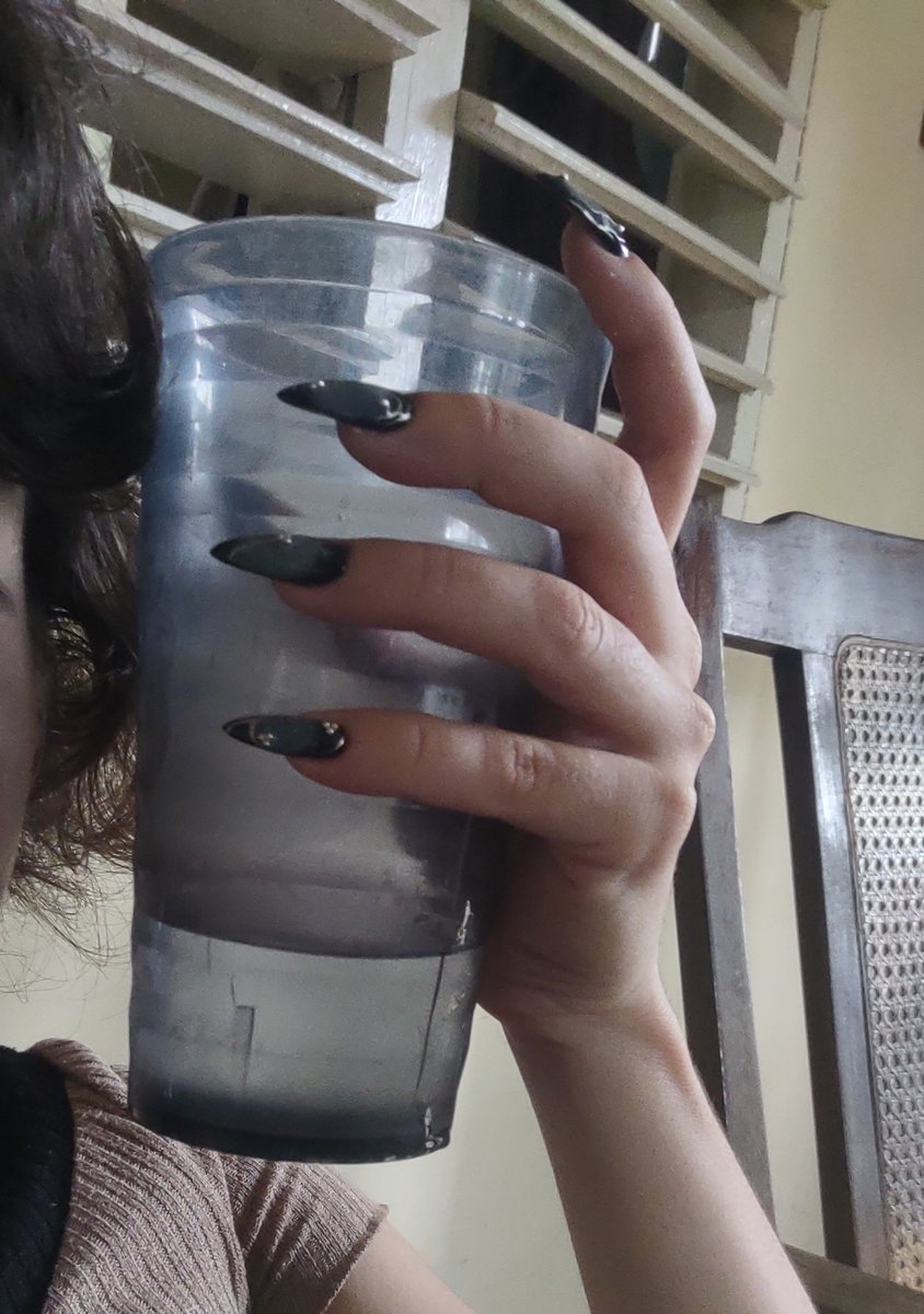 susui907's tweet photo. el pequeño vaso de agua q me tomo cuando regreso del gym (es del tamaño de mi cabeza) https://t.co/lUZgLKtysc