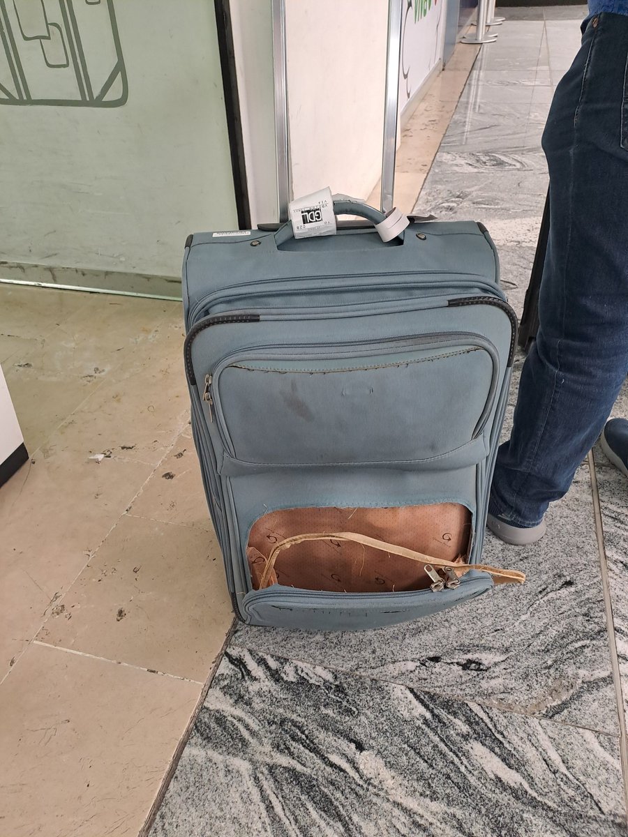 RoccoBombon's tweet photo. @VivaAerobus Esperando respuesta maleta dañada. Favor aprobar msj directamente.  Vuelo sjc a gdl el domingo 10 mayo https://t.co/DDG1GKyLfs