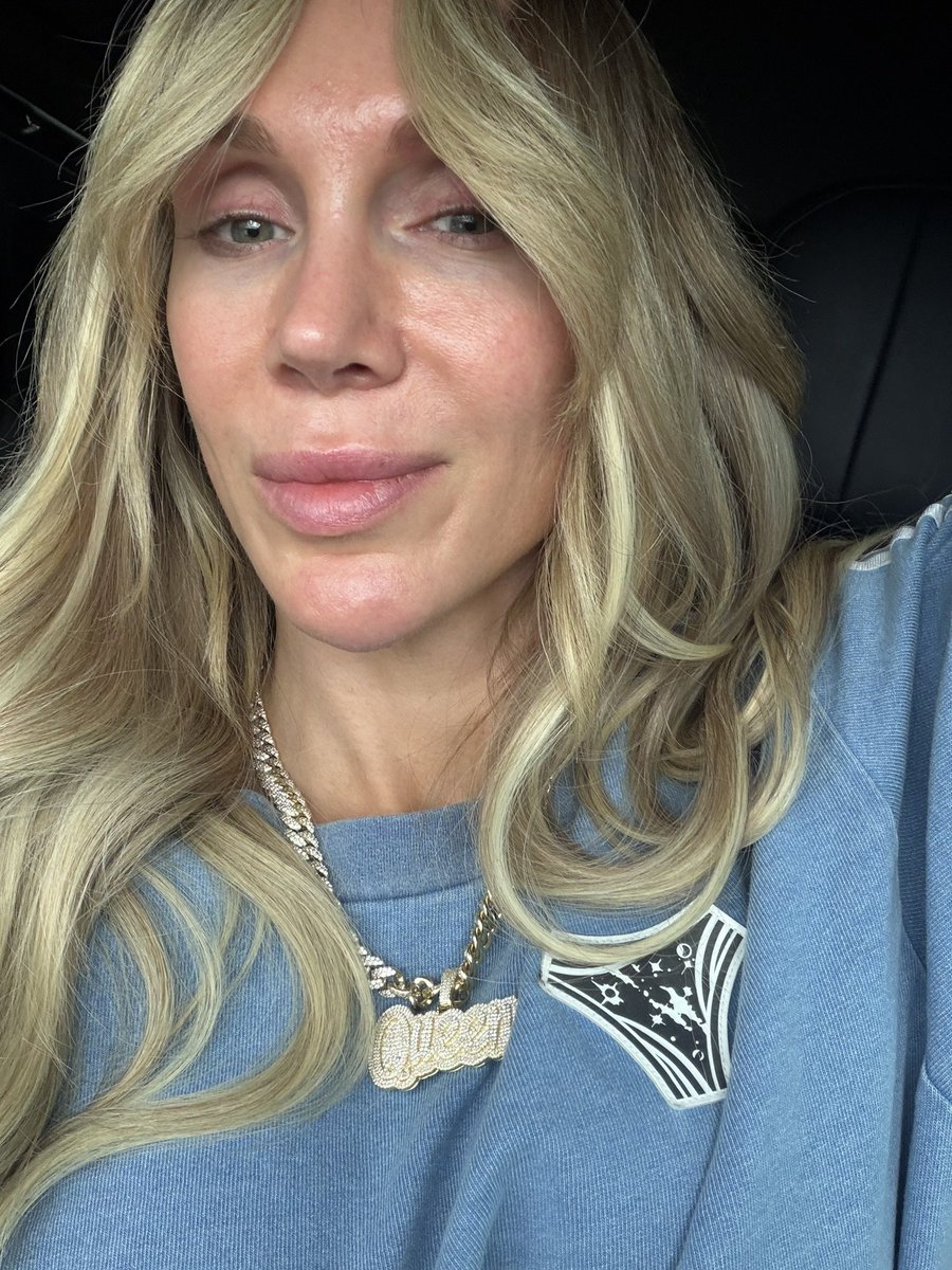 Charlotte Flair tweet media