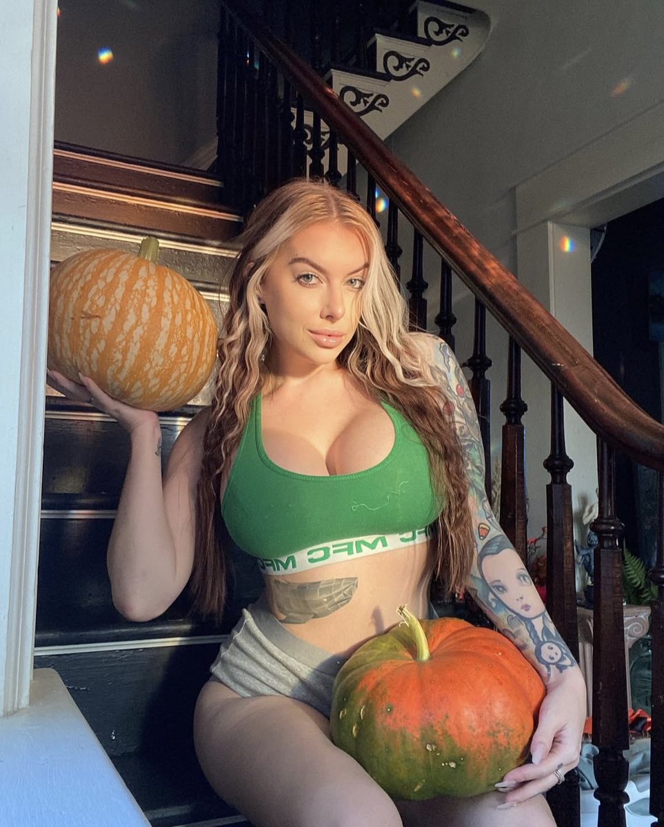 Cubbi2207's tweet photo. Two pumpkins and one bad decision 😈🤪 https://t.co/IqLAVwMQwM