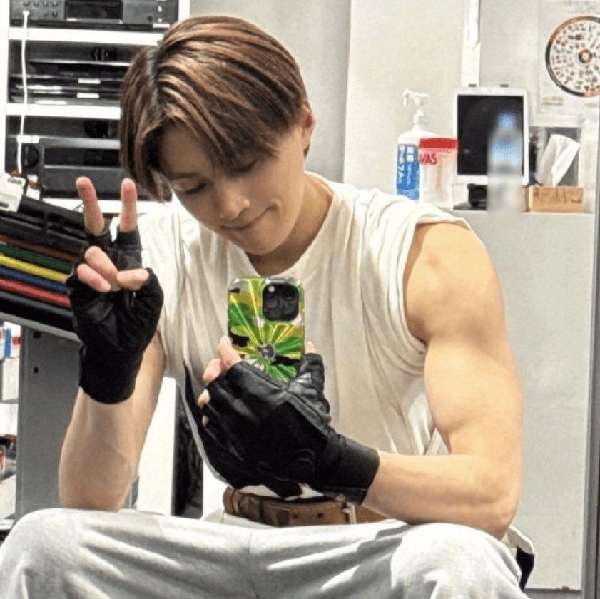 flexing actor tweet media