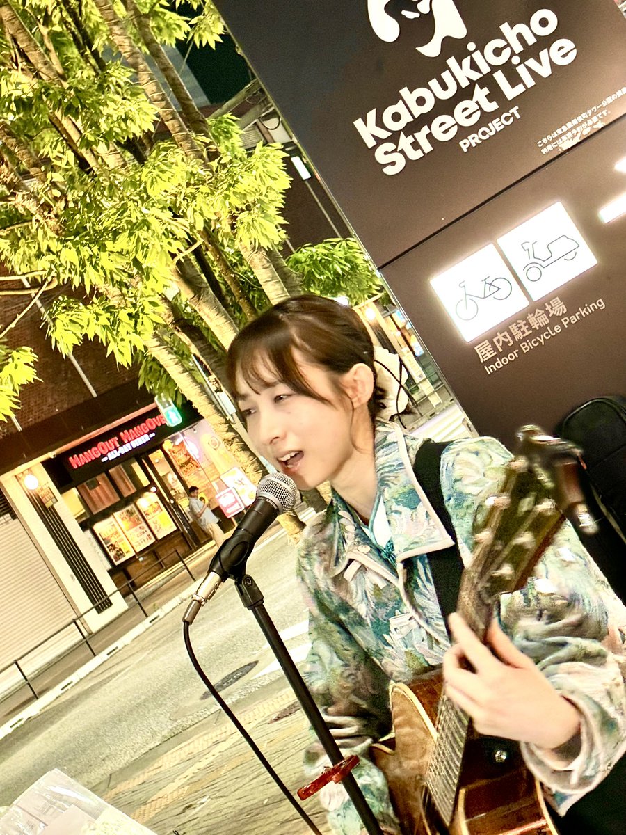 FXit2sh0mH6jNDH's tweet photo. 爽やかな風のようにやさしく歌うayakaさん、儚さを含んだアンニュイな歌声に癒された〜✨
ケルト、アイリッシュ音楽のような癒しや神秘性が感じられてその世界に没入してしまう
またゆるりと聴きたいな〜
#ayakaLABO
#和牛特区前 フリーライブ
#もっちゃんすとりーと
#KabukichoStreetLive https://t.co/9x5cDMxDMO