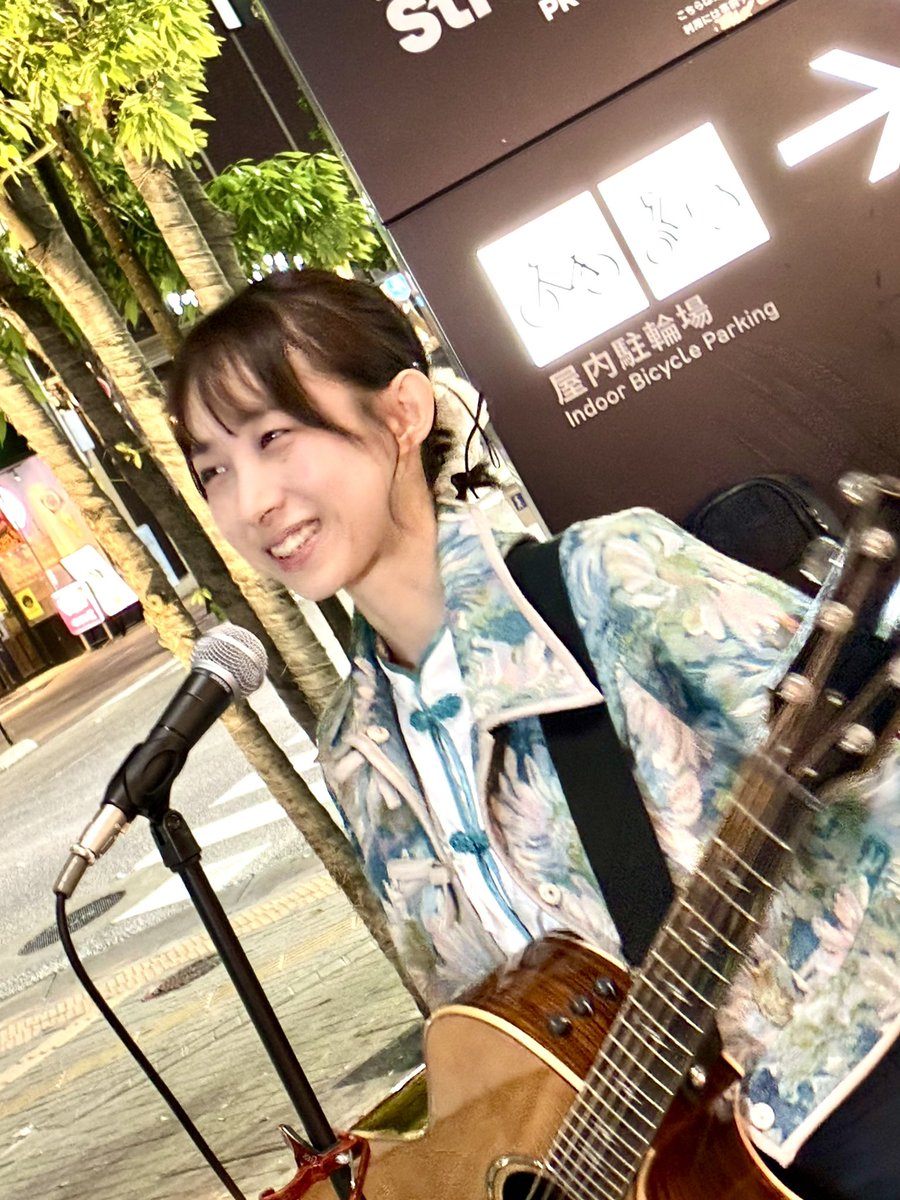 FXit2sh0mH6jNDH's tweet photo. 爽やかな風のようにやさしく歌うayakaさん、儚さを含んだアンニュイな歌声に癒された〜✨
ケルト、アイリッシュ音楽のような癒しや神秘性が感じられてその世界に没入してしまう
またゆるりと聴きたいな〜
#ayakaLABO
#和牛特区前 フリーライブ
#もっちゃんすとりーと
#KabukichoStreetLive https://t.co/9x5cDMxDMO