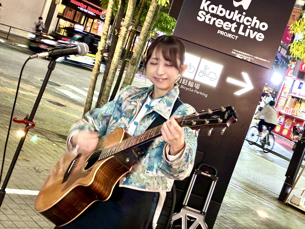 FXit2sh0mH6jNDH's tweet photo. 爽やかな風のようにやさしく歌うayakaさん、儚さを含んだアンニュイな歌声に癒された〜✨
ケルト、アイリッシュ音楽のような癒しや神秘性が感じられてその世界に没入してしまう
またゆるりと聴きたいな〜
#ayakaLABO
#和牛特区前 フリーライブ
#もっちゃんすとりーと
#KabukichoStreetLive https://t.co/9x5cDMxDMO
