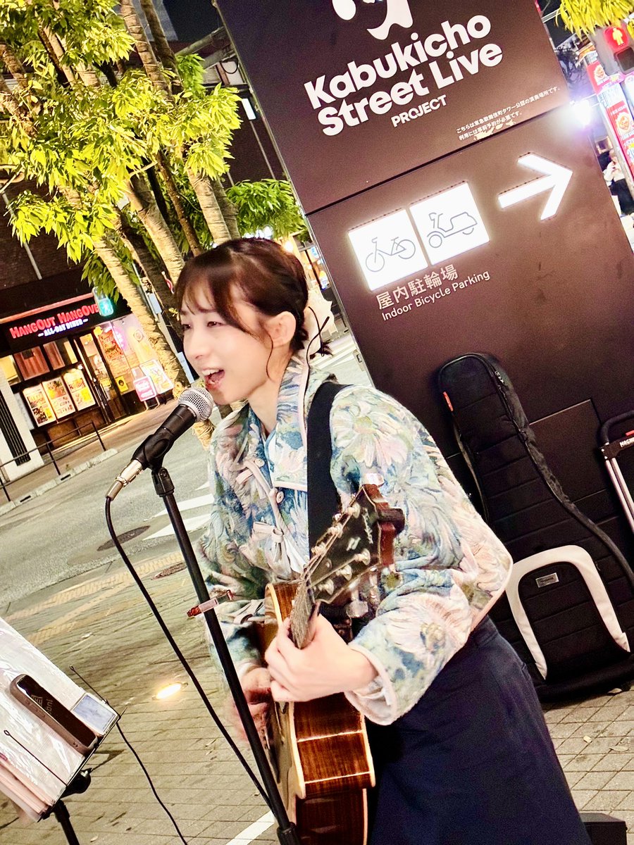 FXit2sh0mH6jNDH's tweet photo. 爽やかな風のようにやさしく歌うayakaさん、儚さを含んだアンニュイな歌声に癒された〜✨
ケルト、アイリッシュ音楽のような癒しや神秘性が感じられてその世界に没入してしまう
またゆるりと聴きたいな〜
#ayakaLABO
#和牛特区前 フリーライブ
#もっちゃんすとりーと
#KabukichoStreetLive https://t.co/9x5cDMxDMO