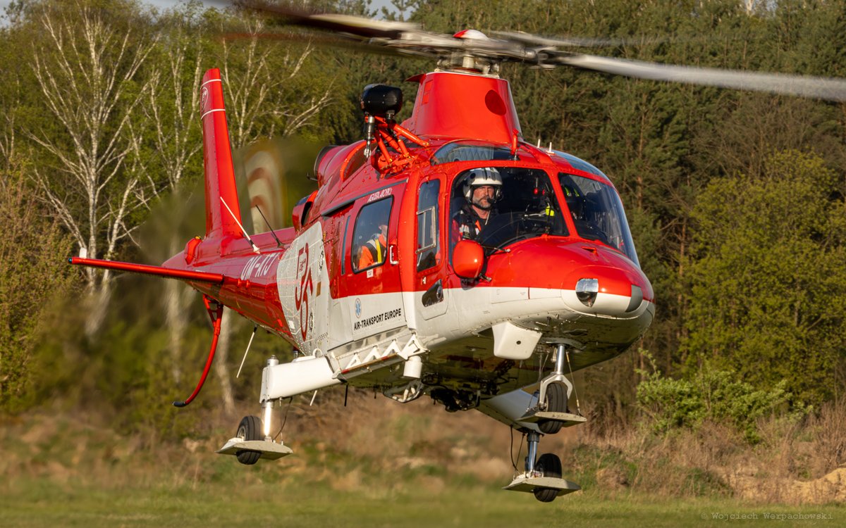 Woit_1900's tweet photo. Air - Transport Europe, letecká záchranná služba czyli słowacka 🇸🇰Agusta A109 na #JedlinSKY2026 w typowo ratunkowym pokazie czyli opuszczeniu i podjęciu ratownika po rannego/pacjenta.
#planespotting #Woitfoci #Agusta https://t.co/UIHiTuWlsl