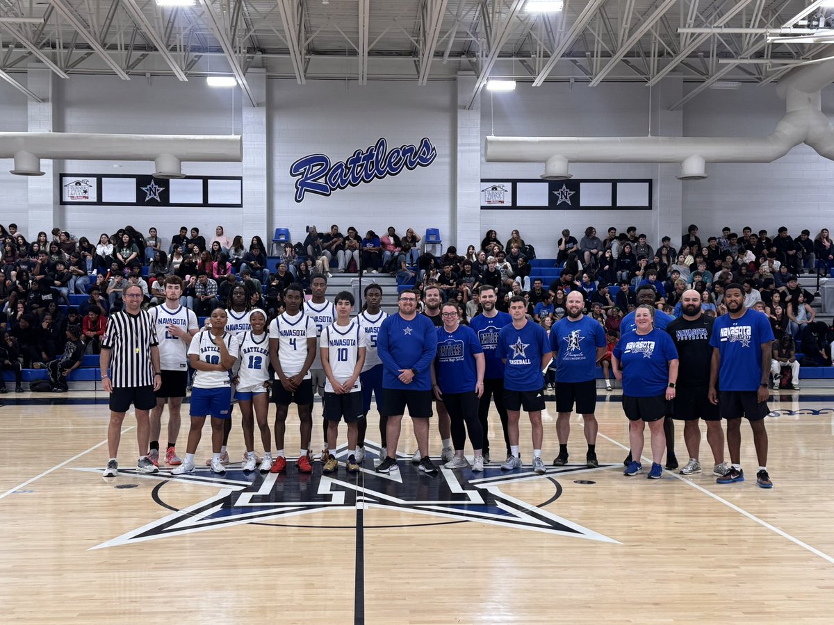 sota_hoops's tweet photo. The annual seniors vs. staff game did not disappoint! The staff hung around for a half and then the c/o 2026 brought the 🔥

Seniors 43
Staff 17

We were able to raise over $800 for our awesome life skills department! Shoutout to the students &amp; staff of NHS!

@Nav_Athletics https://t.co/YOkhff9JEg