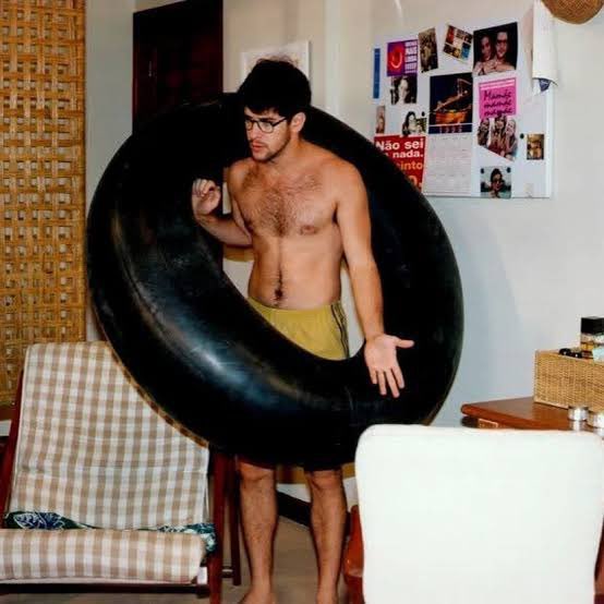 juliohamm's tweet photo. a foto promocional com a boia de pneu / o grande mico na novela #ViraLata https://t.co/O4NzWj9SwC